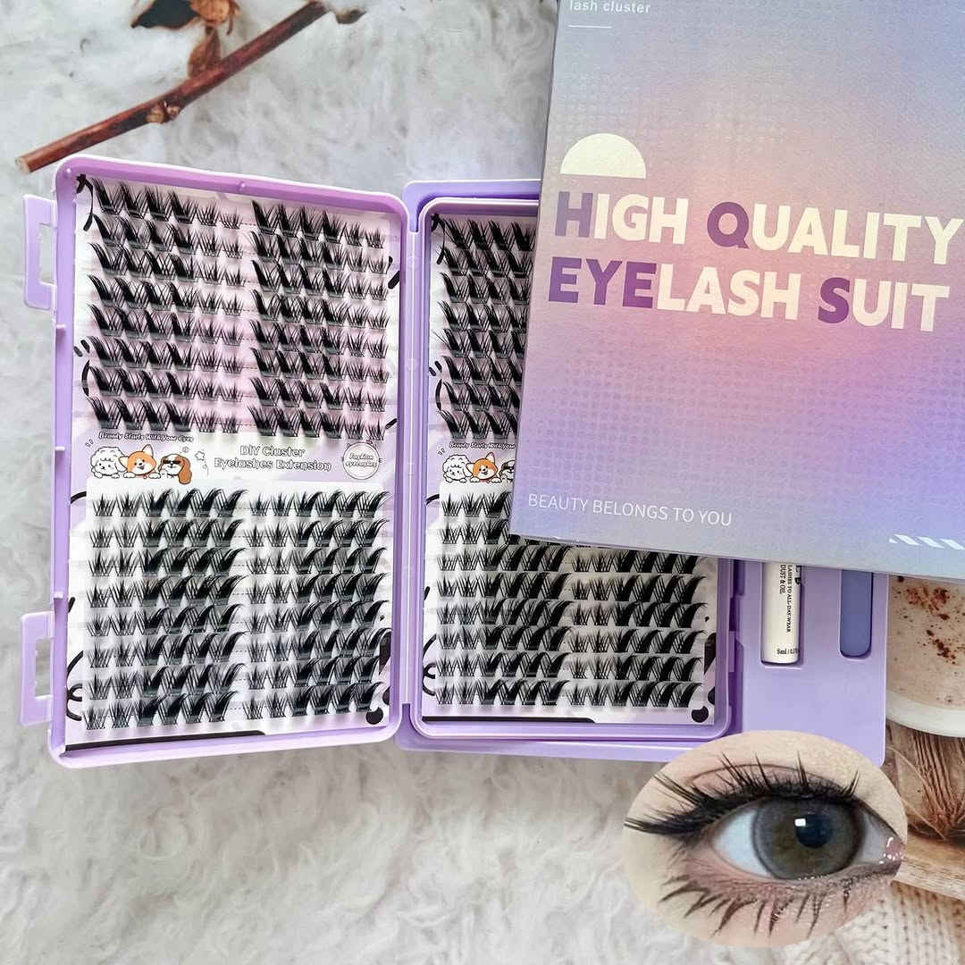 🫧السعر: 10,000 فقط🫧
مجموعة رموش صناعية مجزأة (DIY Cluster Eyelashes Kit)
تتكون المجموعة من علبة بنفسجية متكاملة مصممة لتركيب الرموش في المنزل بسهولة:  
 الرموش (DIY Clusters): تشكيلة واسعة من باقات الرموش الفردية بتصميم كثيف ومختلف الأطوال لتنسيق الإطلالة حسب الرغبة.  
 أنبوب لاصق ومثبت (Bond & Seal): أنبوب ثنائي الطرف يحتوي على لاصق لتثبيت الرموش، ومثبت (Seal) لضمان حمايتها واستمرارها طوال اليوم.  
 ملقط تركيب (Tweezers): ملقط معدني باللون البنفسجي بتصميم دقيق ومنحني يسهل التقاط الرموش وتثبيتها عند خط الرموش الطبيعية.
