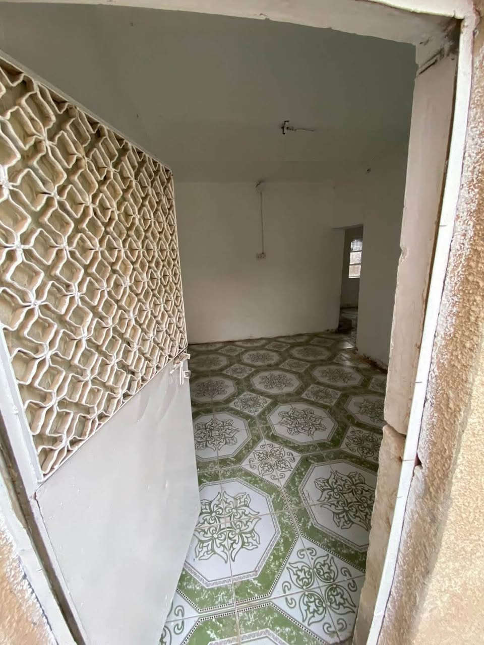السلام عليكم…
بيت 🏡  ❗️للأجار ❗️
✅محتويات البيت :

المساحة الكليه :م322
🔷طارمه كبيره 
🔷حديقه كبيره 
🔷صاله واسعه 
🔷غرفه نوم عدد 2
🔷مطبخ حار+ بارد 
🔷استقبال كبيره 
🔷مجمع صحيات خارجي 
🔷صحيات داخليه 
🔷ترك + منور 

الموقع 📍السايدين - خلف مرطبات فستقه 

للاستفسار 
***********
***********

او مراجعه مكتب عبدالله الزبيدي للعقار
