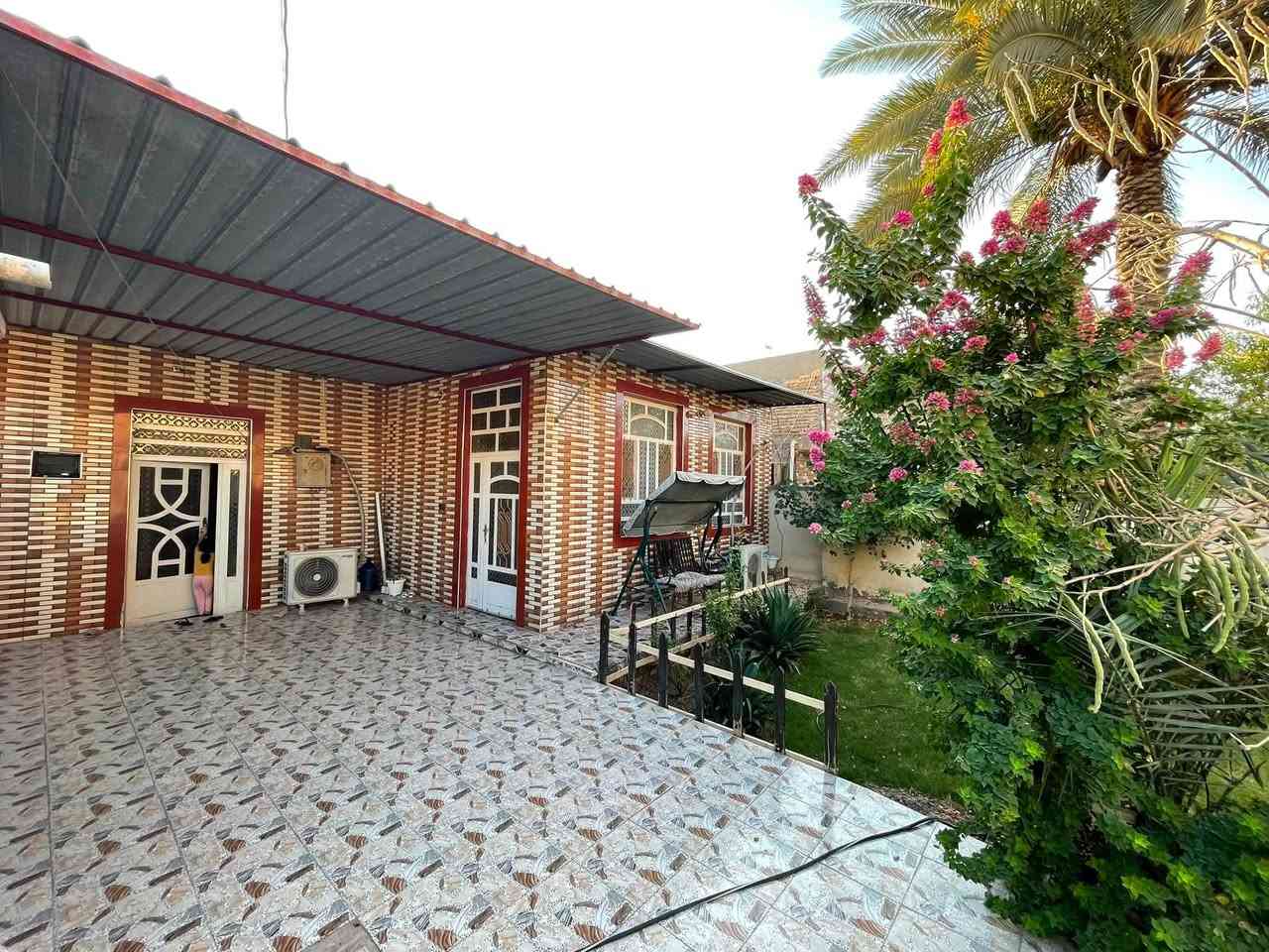 السلام عليكم 
‎دار للبيع المساحه ٢٢٠متر 
‎طابو زراعي سند٢٥ 
‎يتكون من غرفة نوم واحدة 

وكليدور واستقبال ومطبخ وصحيات ومناور وطارمة وحديقة كبيره 

‎المكان حله داخل الطهمازية عمود 102 بشارع عيادة الدكتورة خلود قريب الشارع العام  
‎للإستفسار الاتصال ع الأرقام او الخاص او الواتساب 
***********

السعر 63
