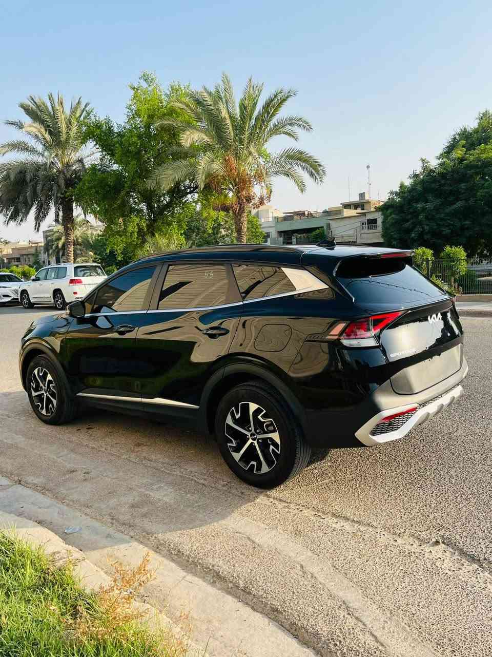 ((السلام عليكم)) 
   (للبيع فقط اعتذر عن المراوس) 
    كيا سبورتج موديل 25 وارد    امريكي 
دخول جديد منفيست بإسم تحويل مباشر 
((حدثها تبديل مونيد وجاملغ الأيمن فقط لغود شواصي تبريد كير محرك شركة شرط ع الفحص افحص وين ما ايعجبك)) 
             مواصفاته
 
فول مواصفات بانوراما

بصمة تشغيل وبصمة فتح أبواب
 وتشغيل عن بعد 

فتحت سقف بانوراما 

داخل ابيض كشن كهرباء وبيهن تدفئة 

محرك 2500 ماشيا 22 الف مايل

 بعدها ع مشي امريكا 

فور ويل ويلكب كروم
 
رادارات أمامي وخلفي وجانبي 

نقطة عمياء وأشاير بالمري 

تبريد قطعتين 

فول تحكم استيرن 

شاشة كبيرة متصلة 

كيجات ديجيتال 

نظام كروز وتحديد مسار وتوقف

 ذاتي عند الاقتراب

سايد بريك بصمة 

    (وباقي المواصفات معروفة 
مكان السيارة بغداد حي الاعلام 
السعر ب 172 وبيه مجال بسيط 
للاستفسار الاتصال على الرقم التالي 
*********** راسلني إدزلك صور الحادث واتساب) بغداد, العراق
