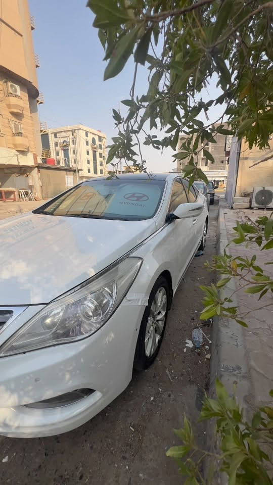 السلام عليكم 
ازيرا للبيع موديل ٢٠١٣ ماشية ١٢١,٠٠٠ كم
السيارة نظيفة جدا كير محرك ناعمات و ماشاء الله معتني بيها صيانة و دهن ، منظومة راديتر جديدة مبدلها و بيها قطعتين صبغ موجودة بالصور و دعامية امامية صبغ 

مكان السيارة بصرة 
مطلوب بيها 120 ورقة و بيها مجال بسيط 
رقم الهاتف ***********
