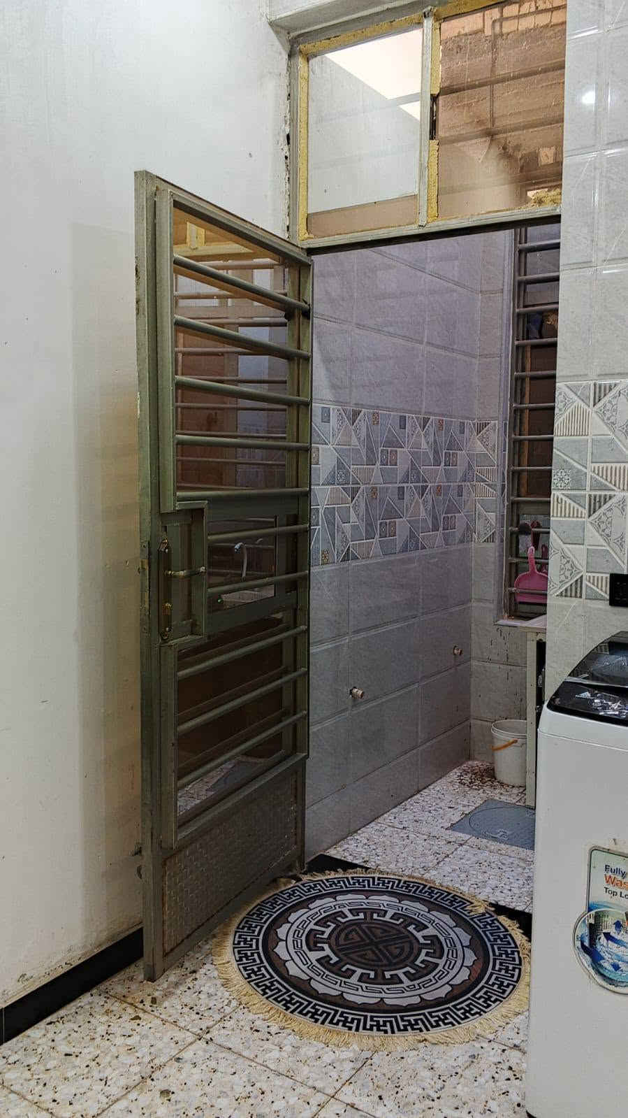 دار 🏠 للبيع مساحة 100 متر زراعي سند 25 قاط واحد بي غرفة نوم وحدة ومطبخ حار بارد وستقبال وممر وصالة وحمام خارجي وحمام داخلي وبيتونة وصطحين وستاير العنوان حي الرئاسة شارع عشرين كاع ابو رشاد كاملة خدمات مي مجاري كهرباء مقرنص تبليط السعر خاص ***********
