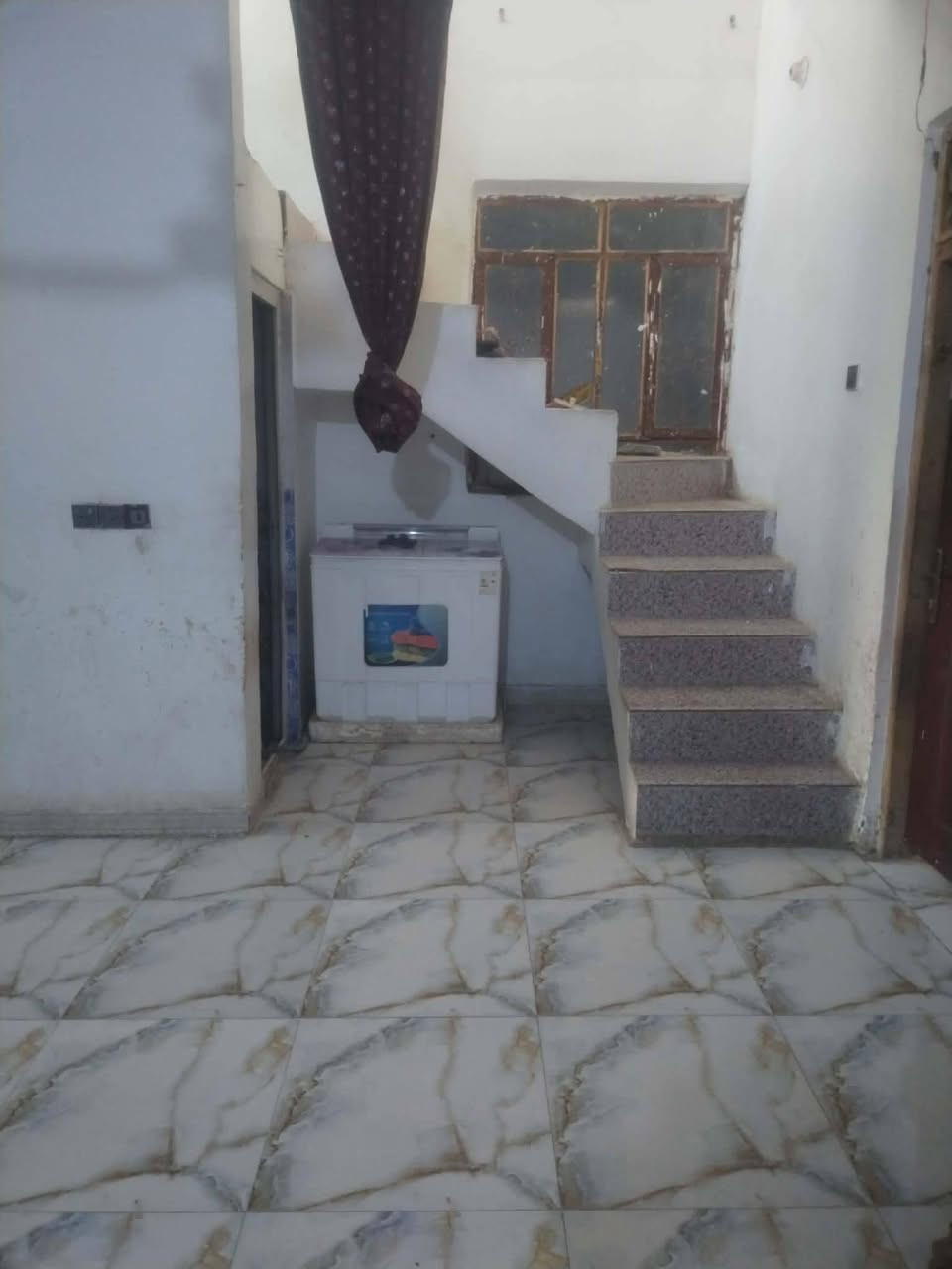🏠 دار سكن للبيع – 
📐 المساحة: 140 م²
📜 سند 25 – مداور مباشر
🛏️ تتكون من: • 
✅غرفتين نوم
• صالة
• مطبخ
• براني
• مجمع صحيات
• كراج
🛣️ على شارع مُبلّط مباشر
📍 الموقع: مقابل السلامي
📏 تبعد حوالي 100متر
🛣️ عن الشارع العام طريق السنية – الديوانية
📞 للاستفسار والاتصال ***********
