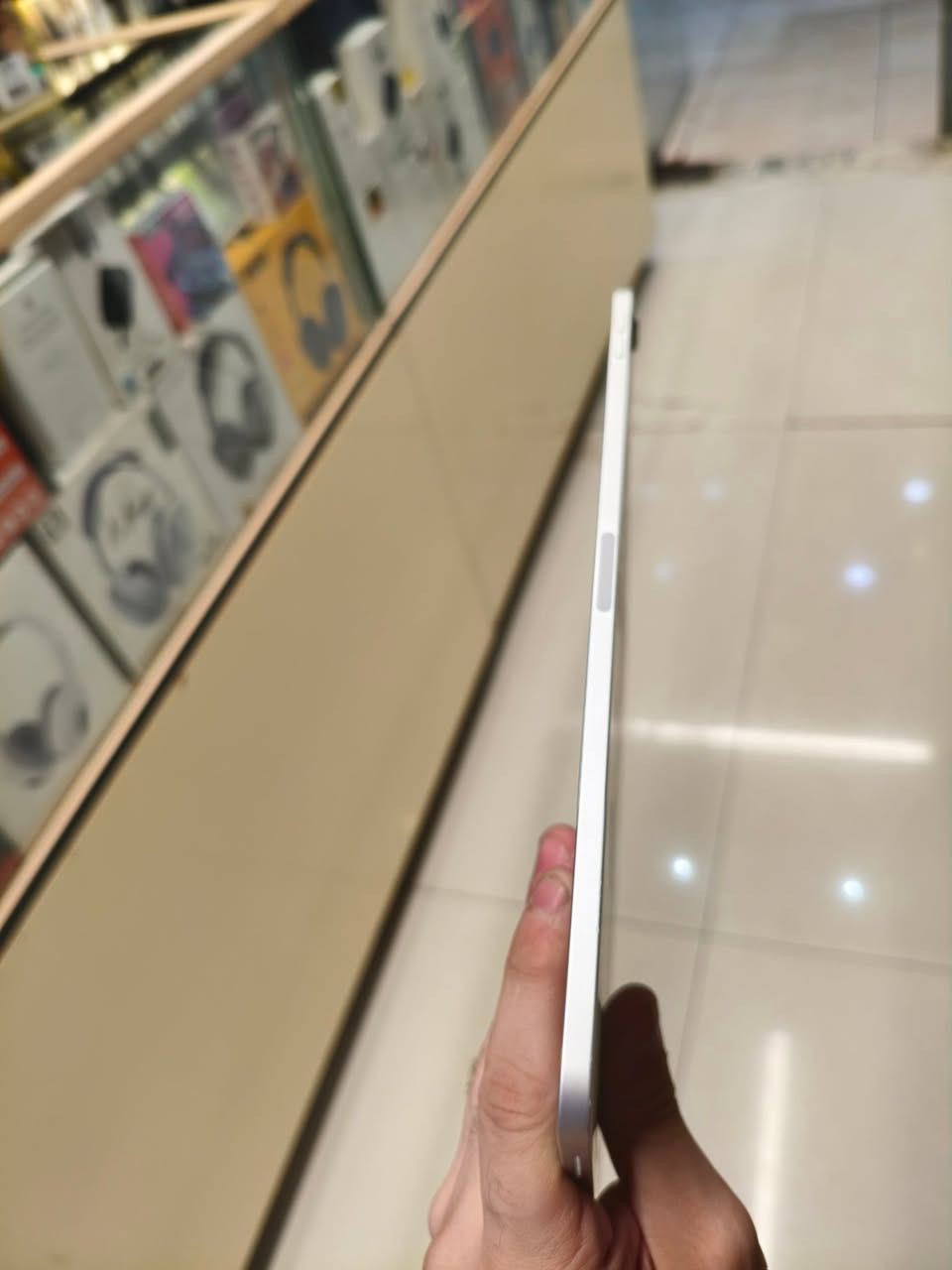 :
🔥 iPad Pro 11-inch | وحش الـ 120 فريم ببجي! 🔥
للبيع أيباد برو (11 إنش) نظافة 99% (أخو الجديد) – الجهاز بدون ملحقات، عملي وقوي جداً للألعاب والمهام الثقيلة!
⚡ المواصفات:
الذاكرة: 256 جيجا
البطارية: 85% فما فوق
الأداء: يشغل 120 FPS بجميع الألعاب
✨ المتوفر: قطعتين فقط!
💰 السعر: 580 ألف (وبي مجال بسيط)
🚚 توصيل: متوفر لكافة محافظات العراق
📞 للطلب والتواصل (خاص أو واتساب):
***********
