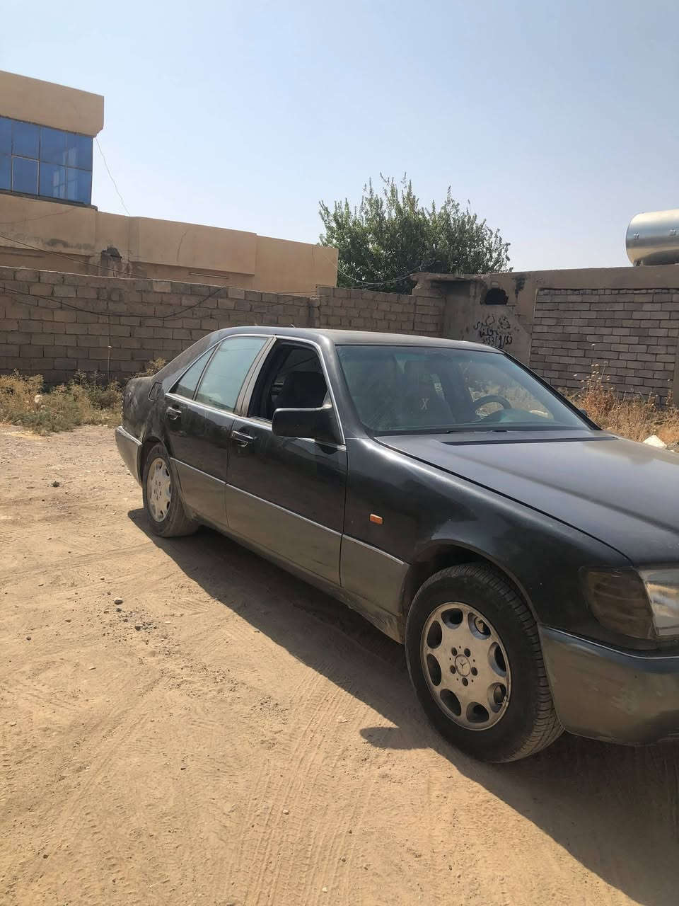 السلام عليكم للبيع مرسيدس شبح كير ومحرك بطة السيارة نضيفه غرفتها نضيفه ما ناقصها برغي رقم دولي شرط التحويل السعر 45 وبيها مجال للشراي رقم الهاتف ***********
