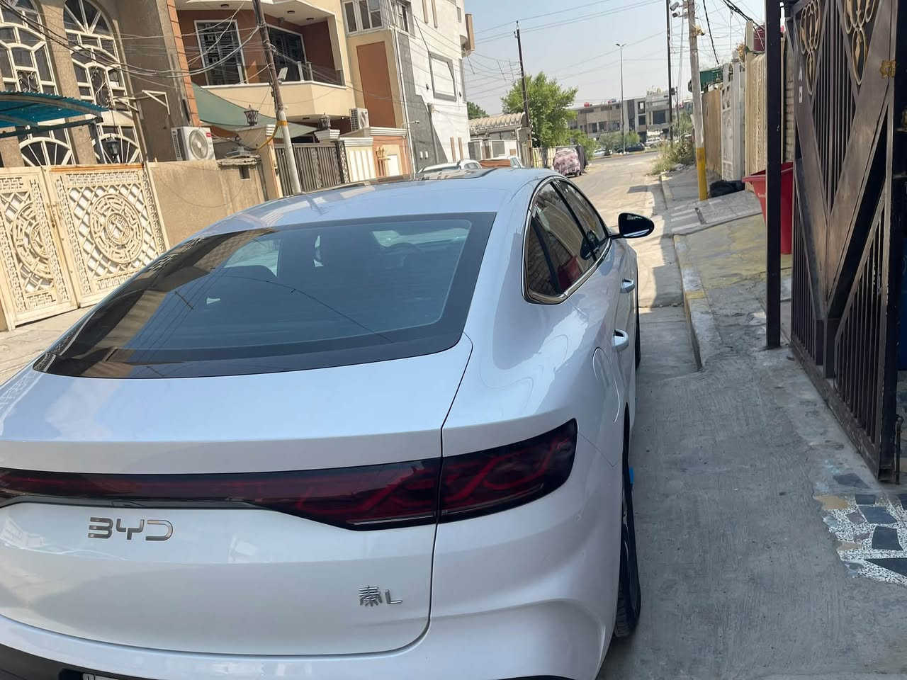 🚗BYD QIN L🚗كن L
🚗سنة الصنع :-2024
🚗عداد المسافة الكلي 23400 الف كم 🚗فقط قابل للزيادة 
🚗ممشى كهربائي 11535 الف🚗
🚗ممشى محرك 11880 الف🚗
🚗مدى البطارية :-120 كيلو متر🚗
🚗رقم بغداد بأسمي شخصيآ
🚗المواصفات :- 🚗
🚗1- فتحة سقف بانوراما
🚗2- بصمة ابواب وصندوق وتشغيل
🚗3- كرسي السائق فقط كهرباء
🚗4- داخل جلد 
🚗5- شاشة قلاب 
🚗6- 4 كامرات دوارة
🚗7-حساس امامي خلفي 
🚗8-حساس خلفي
🔚بيها ملاحظة مأشر عليها داخل الصور🔜
🚗العنوان :-بغداد البلديات
⬅️السعر :-26 مليون 500 الف د.ع بيها ⬅️مجال للشراي 
🔔للتواصل :-*********** بي واتساب♥️
