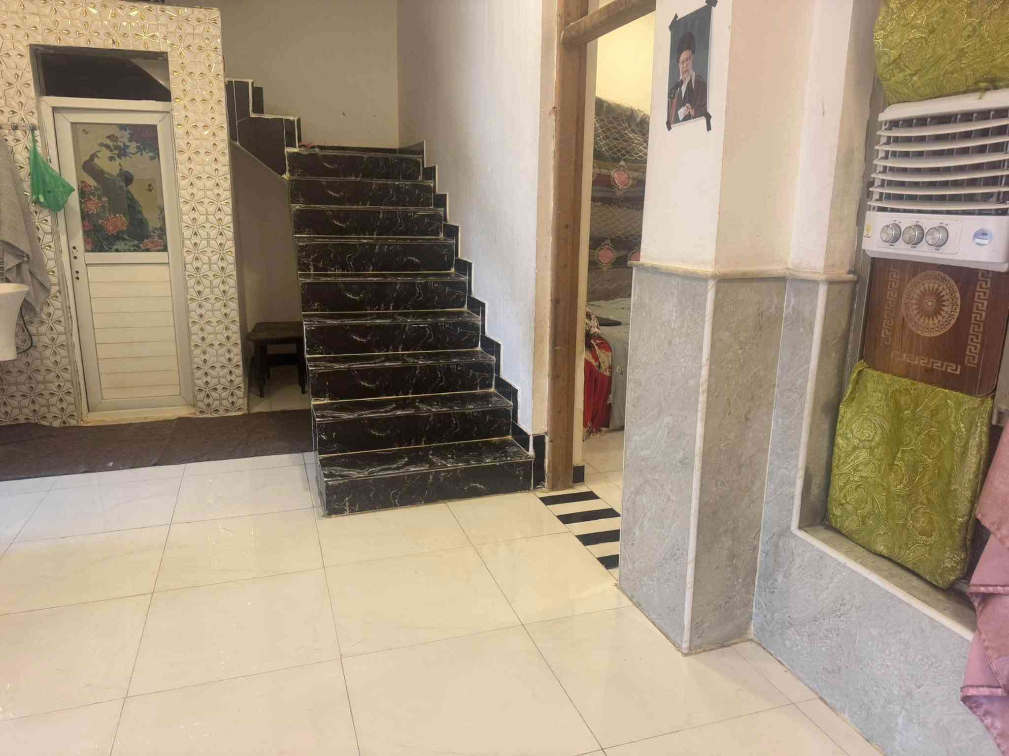 السلام عليكم
بيت للبيع..بناء درجة أولى.
طابوگ بناء  سنة ٢٠٢٤
 المساحه الكليه (٢٧٠متر ) 
عرض الشارع  ١٢ متر 
يحتوي على استقبال  صاله مطبخ موزع غرف عدد ٢
حديقه 
العنوان شارع المطار خلف عماره فلاح يبعد عن شارع المطار ٩٠متر. .. للاستفسار ***********
***********
