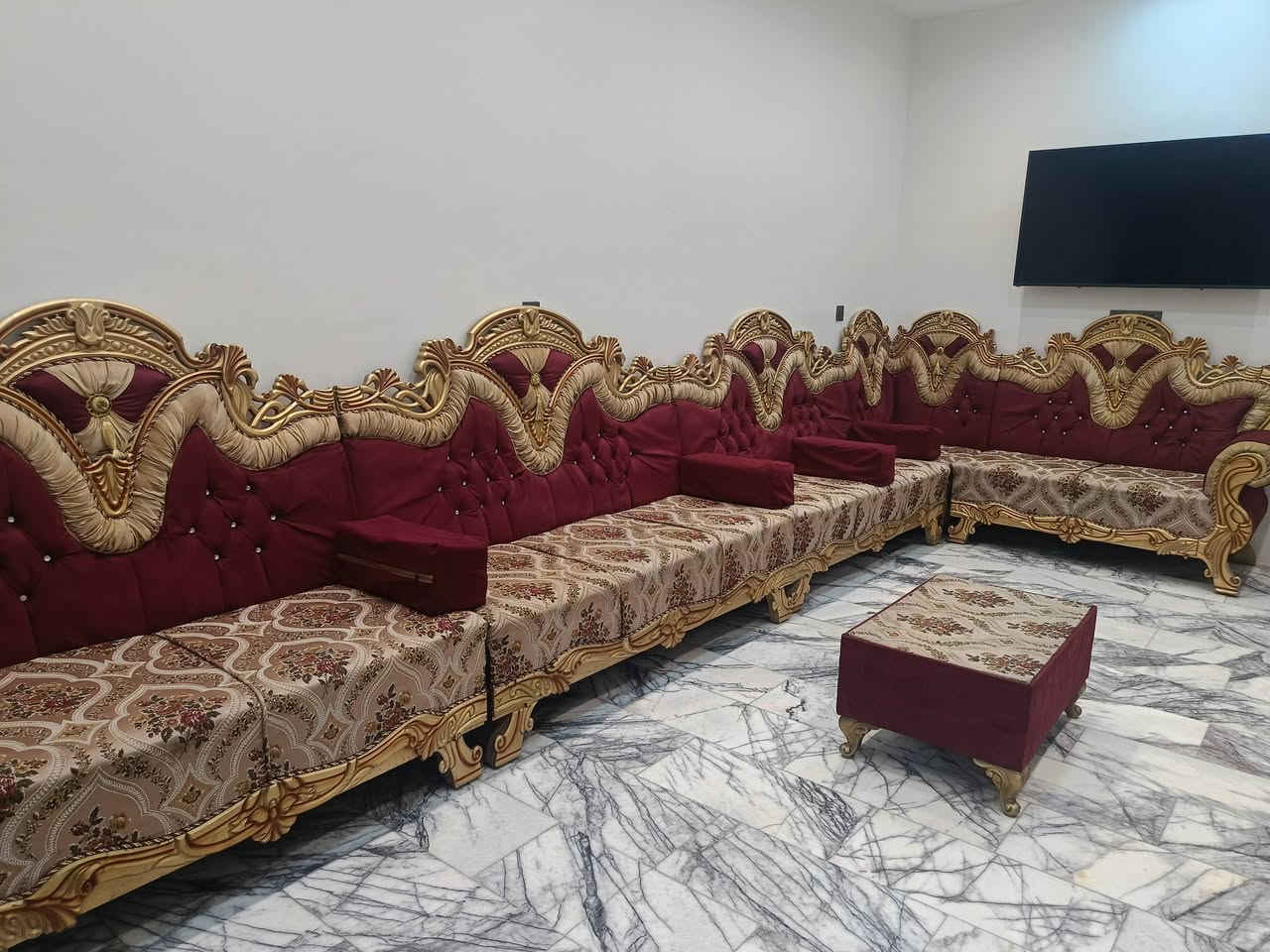 تخم ديوان 18 مقعد بحاله جيده السعر 400,000
بغداد ***********
