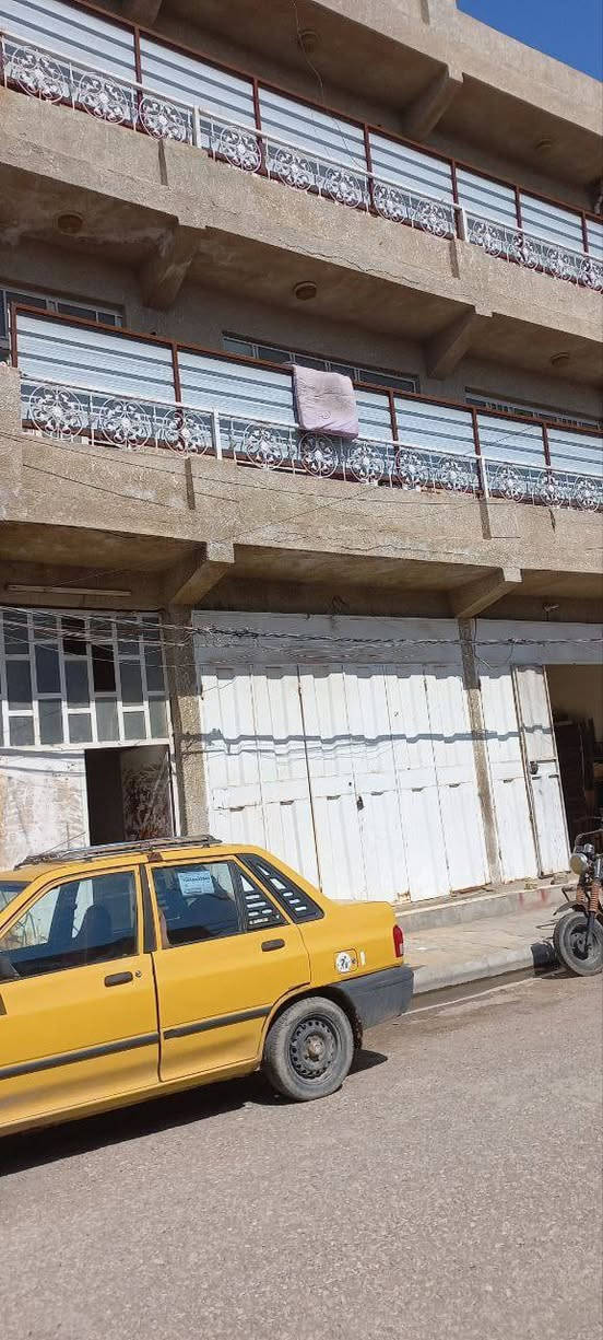 بنايه 200 متر الطابق الأرضي مشغول.. الطابق الأول والطابق الثاني عباره عن 4 شقق كل شقه 100 متر  للايجار كامل المواصفات... الطابقين كامله للايجار ينفع كمشروع مكاتب او مذخر او شركه او اي شيء...الموقع المشروع شارع غرفة التجاره.... للاستفسار الاتصال على الرقم. ***********
