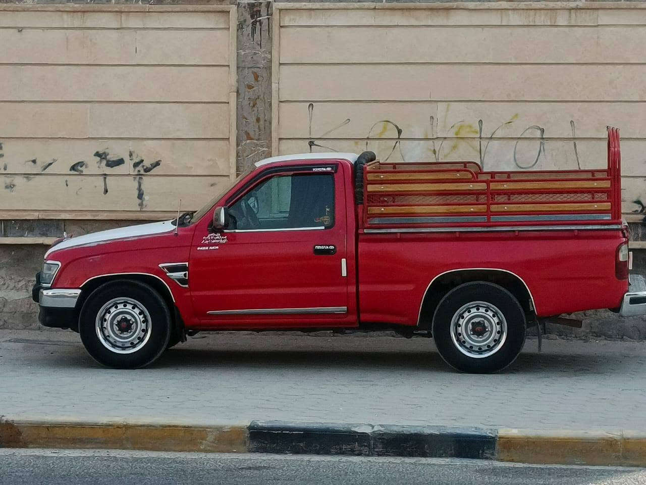 سلام عليكم سياره جمره للبيع مديل 2001 سنويتها لل28 تنتهي سياره مكفولة سياره بسمي من الضربه والصبغ بيها طخه قليله بل بدي مرجعه على البارد الشراي يتصل على هاذا الرقم ***********
