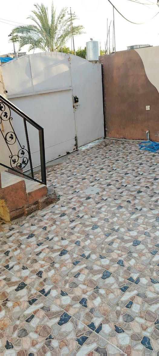 دار للبيع مساحتة 100م فول سيراميك وسقوف ثانيه يتكون من غرفتين نوم ومطبخ وهول وصحيات خارجيه  سعره 45 مليون وبيه مجال نوع العقار بلدية العنوان سايدين حي 
النصر الأستفسار والاتصال على الرقم ***********
