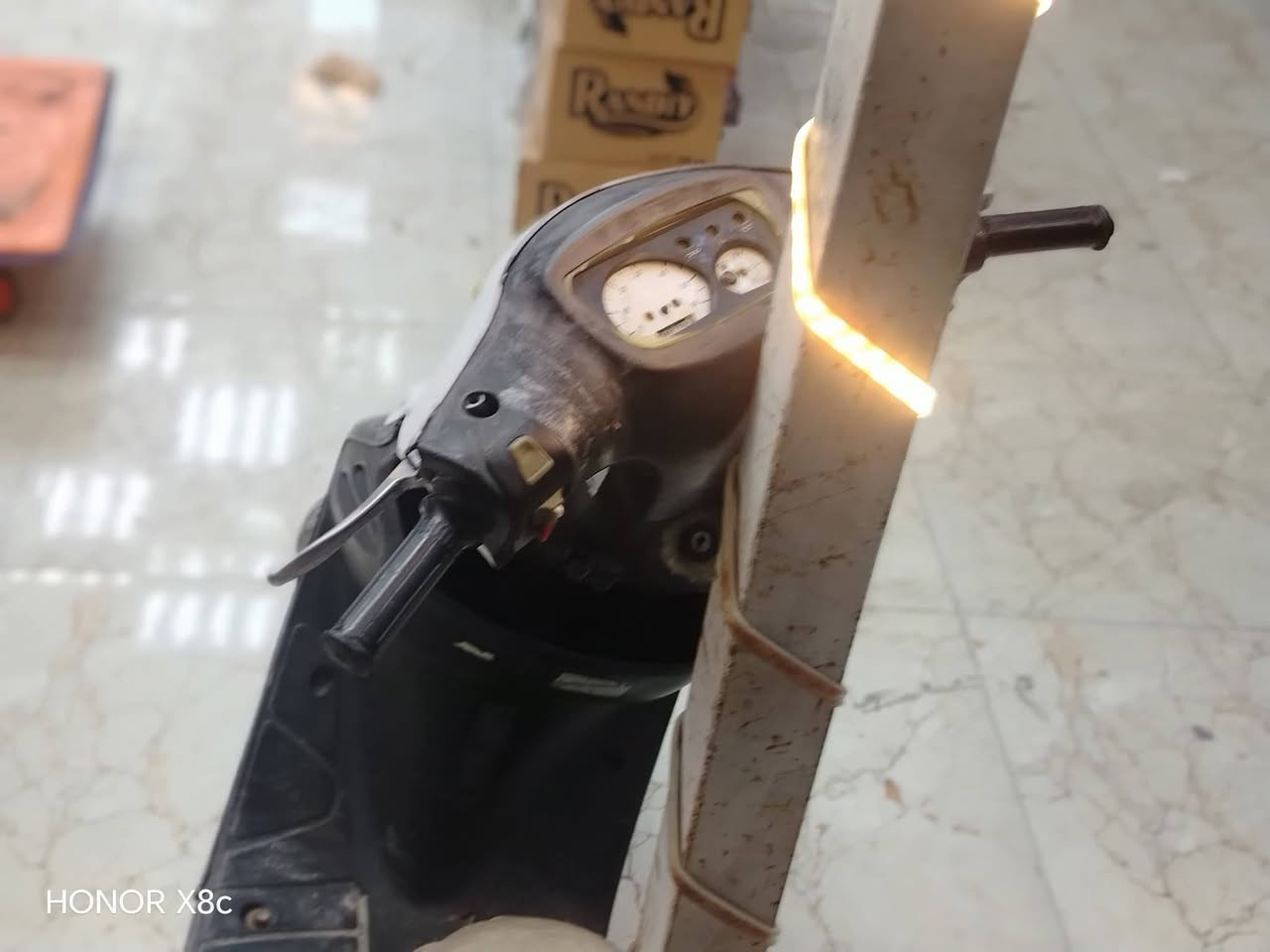 السلام عليكم دراجه يوماها تسعه للبيع الدراجه شغاله نكره هندر أوراق اصولي بسمي تحويل شوكت مايعجبك مكينه ناعمه مفتوحه مره بوشه وبتسم فقط الدراجه شغاله لايت بك لايت عوزها ستان السعر 225 وبيها مجال مكاني ميسان حي الجامعه الهاتف *********** الشراي يتصل ويدلل

نص مكتوب في الصور:
- HONOR X8c