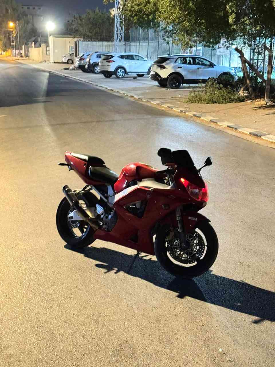 السلام عليكم 
Honda CBR900RR
الدراجة نضيفة ومسويلها ادامة كاملة 
محرك ٤ سلندر 
عليها اكزوز رياضي 
سرعة ٣٠٠
الدراجة فقط مغيرين لونها احمر وياها اوراقها 
السعر ١٧ ورقة وبيها مجال 
تواصل ***********
