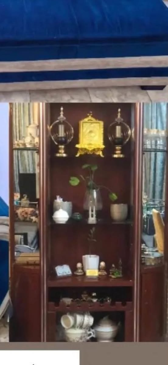 ديون للبيع هوة والباترينة الديوان نضافتة فول والباترينة خشب صاج اصلي مفصخة الشراب يركبها 
بيع مستعجل كل هاذا السعر 120 لاستفسار على هاذا الرقم ***********
