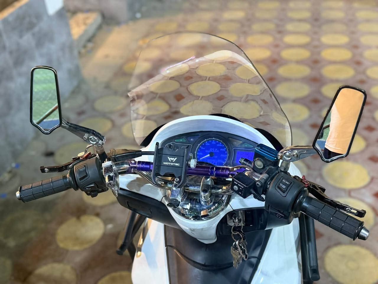 ️ للبيع دراجة PCX 125cc 🔥
رقم وسنوية وتحويل ثاني يوم مباشر 
دراجة مرتبة ونظيفة، لون أبيض🤍
ومعدلة بتعديلات رياضية تخلي شكلها مميز 😎🔥

✅ دشبول رياضي حديث وياباني 
✅ يدات بريك رياضية
✅ مرايات رياضية
✅ ديسك وبريك أمامي رياضي
✅ جام أمامي
✅ حماية جانبية
✅ بك لايت حديث 
✅ العدادات والإنارة شغالات

السعر (25$) 
الاتصال او المراسلة واتساب (***********)

