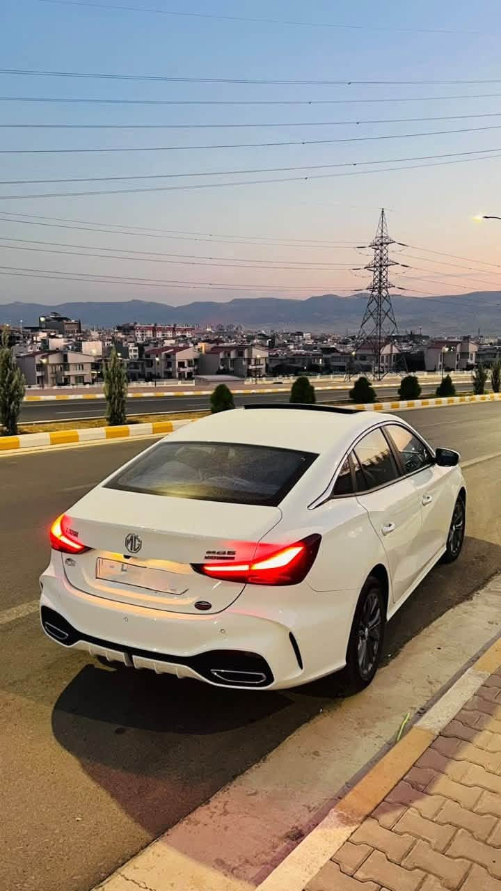 سەرەتا بە ناوی خودای گەورە
Mg gt 2025 
فوول مواسەفات 
٥ کامێرا حاسە سلایت 
سەیارەکە بۆیاخ ئەستورە
تەنها ٣٥ هەزار کیلۆمەتر ڕۆشتوە 
تەنها ئەو شوختەی درگای پشت سایەقی هەیە وێنەکەیم داناوە 
سعری ١١٨ گەڵا و مەعامەلەیەکی زۆر کەم
سەیارەکە لە سلێمانیە
***********
