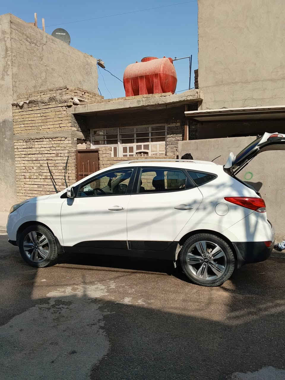 توسان 14 خليجي
مكينه 2000 دوش ماشيه 94 عدل السياره جديده وخير من الله 
السونار بلصور 
135 وبيها مجال لليتصل 
***********
