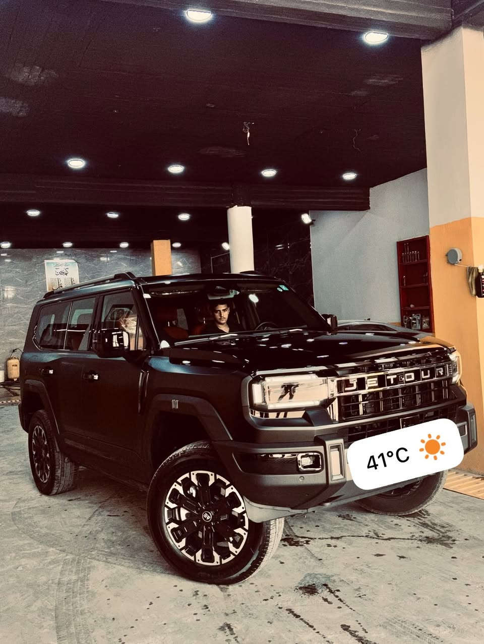 السلام عليكم
جيتور G700 - 2026 Premium بريميوم اعلى فئه بل G700

العداد 4000 بعدها شبه الزيرو 

مغلف : 💯 PPF

عنوان بغداد 

سعر : 75/000مليون 

الهاتف : ***********

* محرك 2.0 تيربو + نظام هايبرد PHEV بقوة 904 حصان.

* دفع رباعي ذكي AWD.

* 6 مقاعد (2+2+2) كابتن بالصف الثاني.

* شاشة عدادات 35.4 إنج.

* شاشة وسطية 15.8 إنج.

* Apple CarPlay و Android Auto.

* نظام صوت Lexicon بـ 18 سماعة.

* تبريد وتدفئة ومساج للمقاعد الأمامية.

* شحن لاسلكي 50 واط.

* كاميرات 540 درجة مع رؤية تحت السيارة.

* مثبت سرعة راداري متكيف.

* مساعد الحفاظ على المسار.

* فرملة طوارئ أوتوماتيكية.

* Tank Turn (اللف بمكان السيارة تقريباً).

* Crawl Mode للأوفرود.

* عمق خوض ماء 900 ملم.

* تعليق هوائي Air Suspension مع تحكم بالارتفاع. citeturn0search2turn0search1

ومن الشغلات الحلوة أيضاً:

* ثلاجة داخلية.

* عطر مدمج للمقصورة.

* تحكم صوتي لأربع مناطق داخل السيارة.

* فلتر هواء CN95.

* باب شنطة كهربائي.

* Matrix LED Headlights
