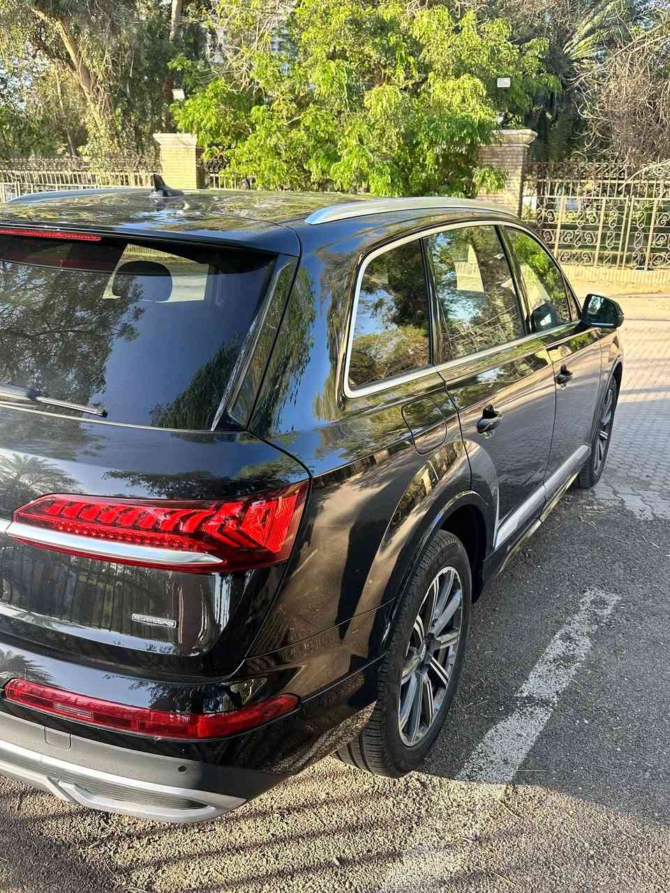 🚗 للبيع
Audi Q7 2022

🌍 المدينة –  بغداد -  حي العامل

•   🛣️  المسافة المقطوعة    -  10الف

🔹 الموديل: 2022

🔹 الممشى: 10آلاف 

🔹 المحرك: 6 سلندر توين تيربو

🔹 نظام الدفع: Quattro دفع رباعي مستمر

🔹 ناقل الحركة: تيبترونيك 8 سرعات ZF

🔹 وارد: أمريكي

✔️ مقاعد جلد فاخرة فول كهرباء

✔️ ذاكرة + تدفئة للمقاعد

✔️ نظام صوتي Bang & Olufsen ثلاثي الأبعاد

✔️ تحكم مناخي رباعي المناطق

✔️ إضاءة داخلية محيطية Ambient Lighting

✔️ سقف بانوراما بالكامل

✔️ كاميرات 360 درجة

✔️ حساسات أمامية وخلفية

✔️ نظام المساعدة على الوقوف

✔️ رادار تنبيه الاصطدام

✔️ نظام المحافظة على المسار

✔️ نظام ملاحة متطور

✔️ Apple CarPlay و Android Auto لاسلكي

✔️ مصابيح Matrix LED

✔️ إشارات انعطاف ديناميكية

✔️ بصمة تشغيل وفتح الأبواب

✔️ رينكات قياس 20

🛠️ الملاحظة:

🔸 الضرر قطعة واحدة فقط

(باب خلف السايق) معا تعديل باب سايق من امريكيه سياره قطعه وحده صبغ فقط تحياتي للجميع 

 الاستفسار *********** 

#للبيع #سيارات_للبيع #سيارات #بغداد_سيل
