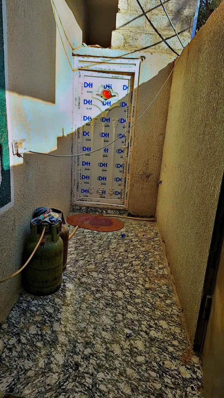 سلام عليكم  قطعه 400 م داخلها بيت 125م طابقين
الطابق الأول استقبال وصاله وغرفه وصحيات 2 ومطبخ 
والطابق الثاني 4 غرف وصاله وصحيات 2  + مشتمل 50 م 
العنوان شارع سيد اسماعيل الاستفسار خاص او اتصل ع الرقم 
***********
***********
