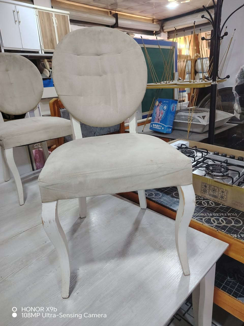 ميز طعام معه 5 كراسي
معرض ابو كرم لبيع الاثاث المستعمل والجديد 💥💥
وشراء جميع انواع الاثاث المستعمل 💥💥💯
  للتواصل واتساب اواتصال ***********--***********العنوان دهوك ناحية فايده
بالقرب من سايدين سوق فايده  
مقابل مرطبات الشيخ/مجاور مدرسه هيما-9نيسان

نص مكتوب في الصور:
- HONOR X9b 108MP Ultra-Sensing Camera
- HONOR X9b
- 108MP Ultra-Sensing Camera