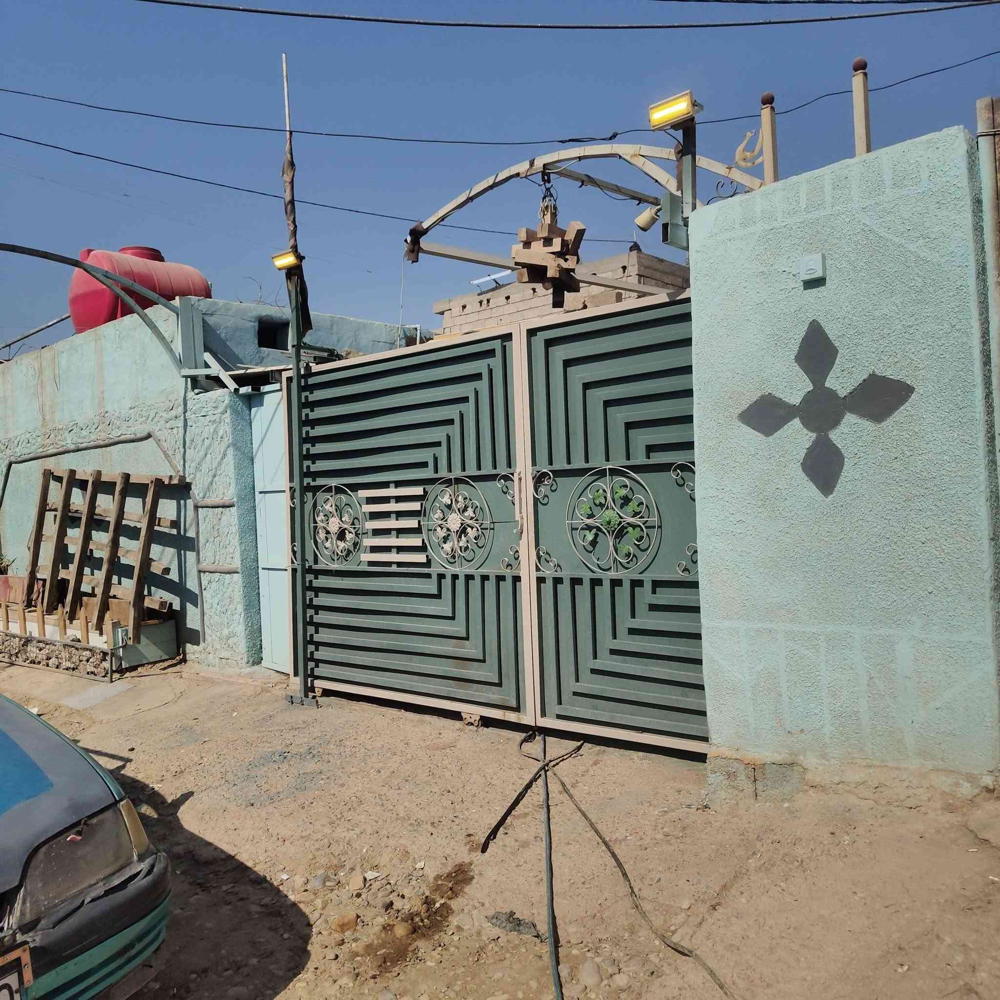 بيت للبيع 250متر ثنين غرف وصاله ومطبخ وستقبال ارضيه كاشي
البيت كامل على اخر حبايه العنوان دور الزراعه  للاستفسار ***********
