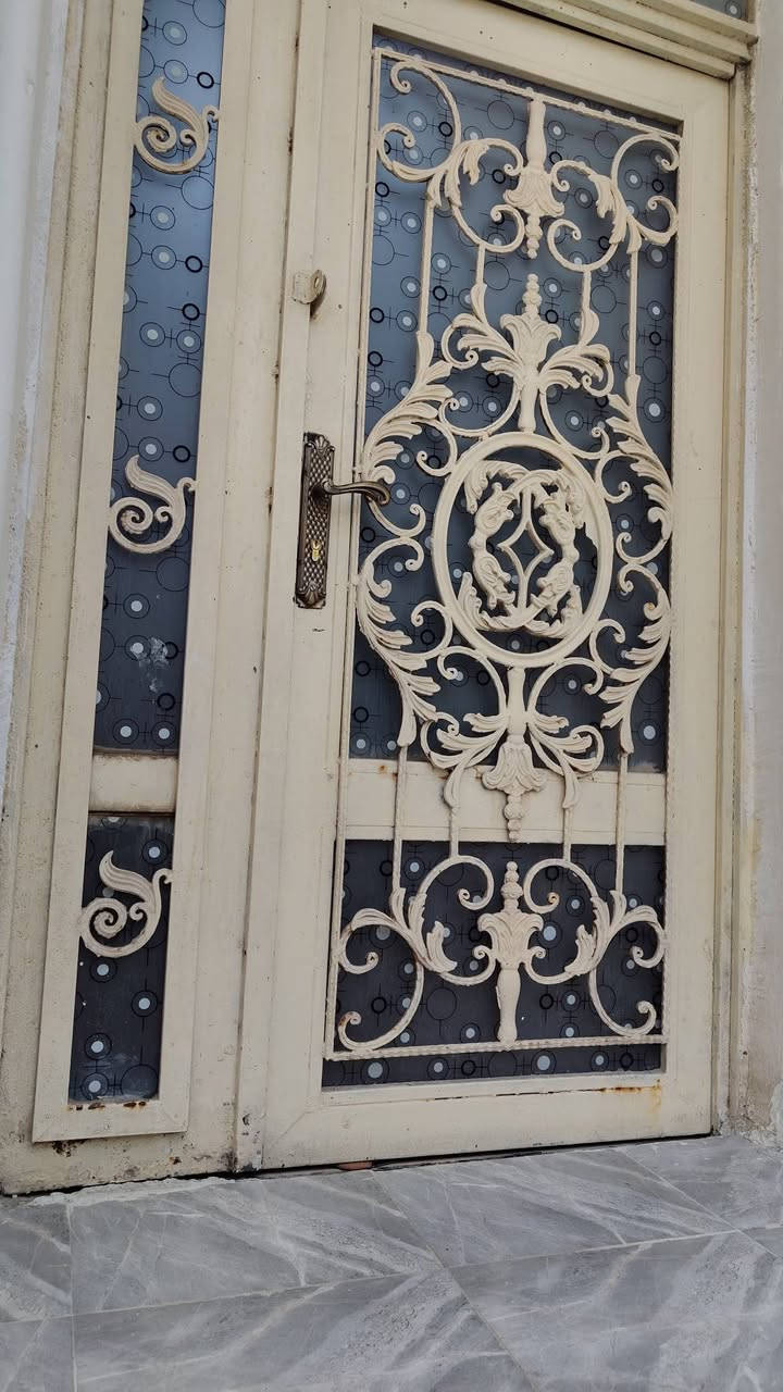 اخوان السلام عليكم
......................باب حديد 🦾🥀..................

عندي باب حديد تفصال داخلي يتكون من طلامة ونص قياساته العرض مترة و20سم والأرتفاع مترة و90 سم تفصال شغل درجة اولى وحديد ثكيل قوة ومتانة ظهر الباب مبطن بجام ضبابي كامل من حيث السرقي والنرمايد،
رايدة ب40 الف وبي مجال بسيط.

............................مرتبات ❤️‍🔥......................

العنوان : البصرة / الزبير / حي الصحفيين الاولى
رقم الهاتف : ***********
