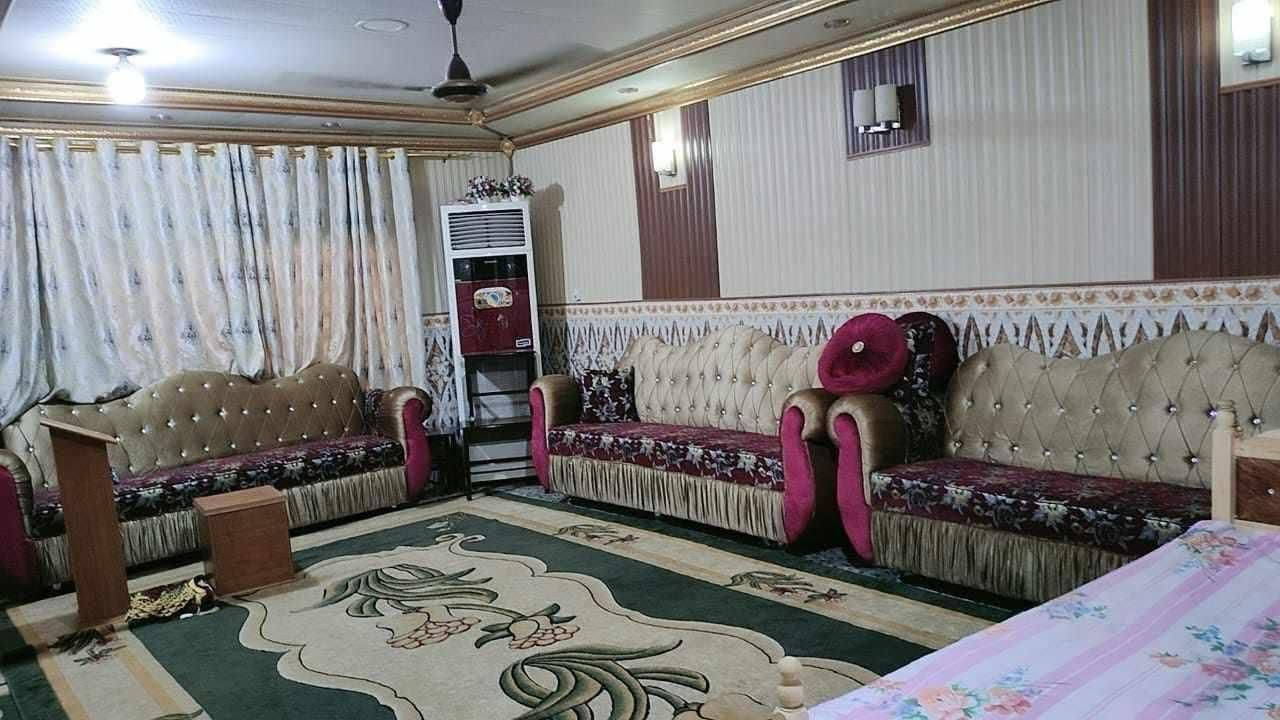 #يتوفر لدينا بيت للبيع في حي ١٨ العسكري الجديد قرب شارع الحمداني المساحه٣٠٠متر طابق واحد بناء طابوق
الواجه ١٥متر والنزال ٢٠متر
#التفاصيل يحتوي البيت على ٣غرف نوم واستقبال كبير ومطبخ وصحيات وكراج كبير  طابق واحد
#السعر ١٥٠ مليون
للاستفسار الاتصال على الرقم *********** *********** او خاص
