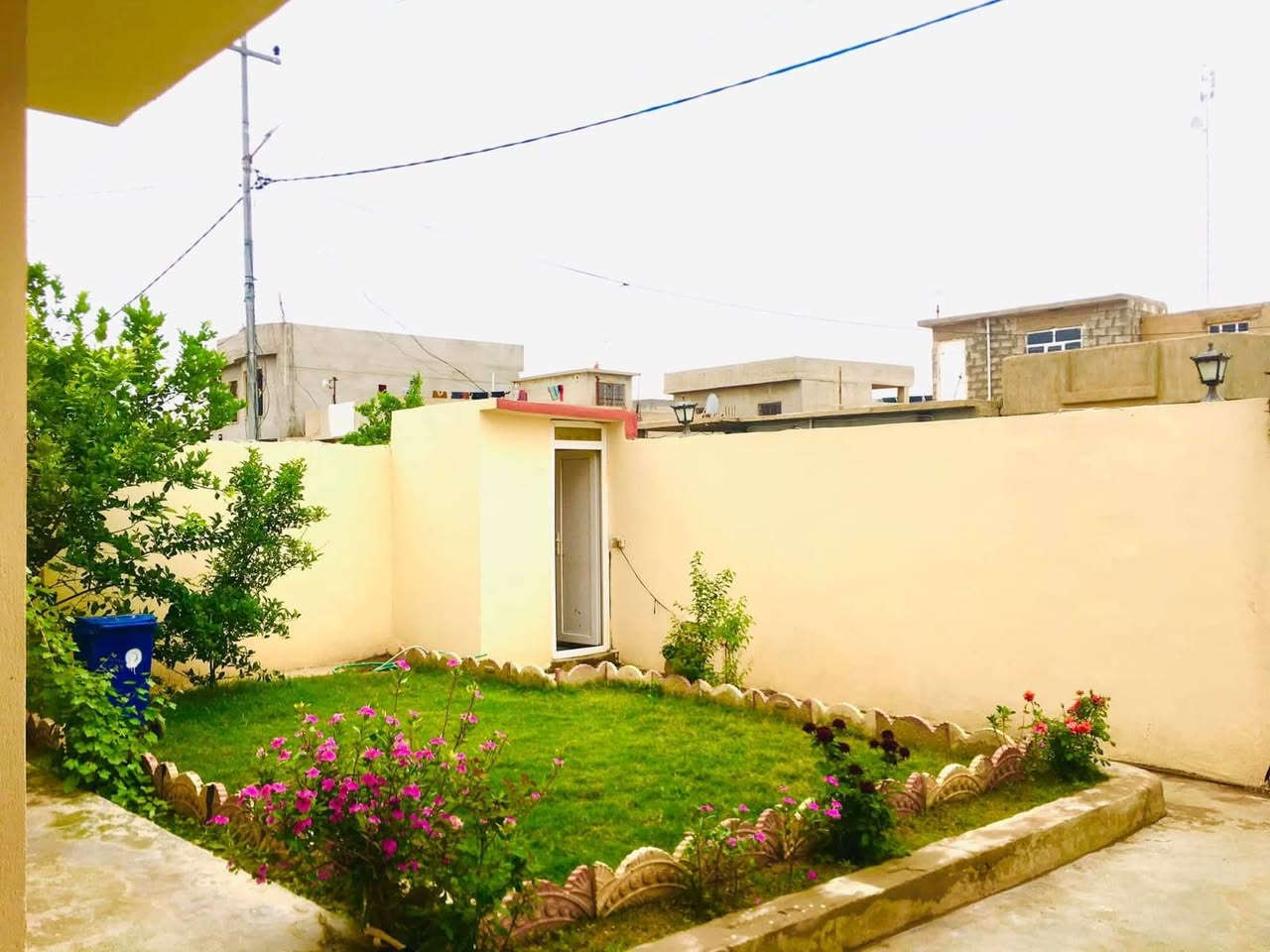 السلام عليكم بيت للبيع في حي الاطباء الفرع الاول مساحة البيت 250متر بيت كامل سيراميك وسقوف ثانوية سعر البيت 58 بي مجال مكلف بلنشر *********** صاحب البيت
