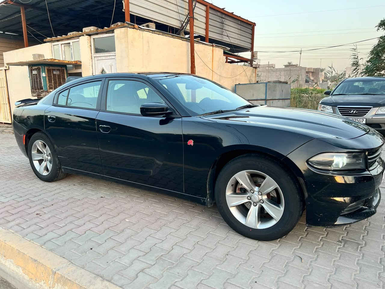جارجر 2015 sxt كندي اسود
من امريكا كلين تايتل
بالعراق بيها جاملغ خلفي ايمن صبغ 
وبيها شوية من الجاملغ الخلفي الايسر بارد  
سيارة جديدة وكاملة ولا كلوب بيها مشتغل وسيارة ما مشتغلة على خط على ايدنا من جتي من امريكا 
بدون معجون 
بدون ايرباك 
بدون حادث الصبغ اثر شخط 
وبيها سونر
ومواصفات ال sxt معروفة
رقم سليمانية كاملة ما بيها اي نقص
***********
