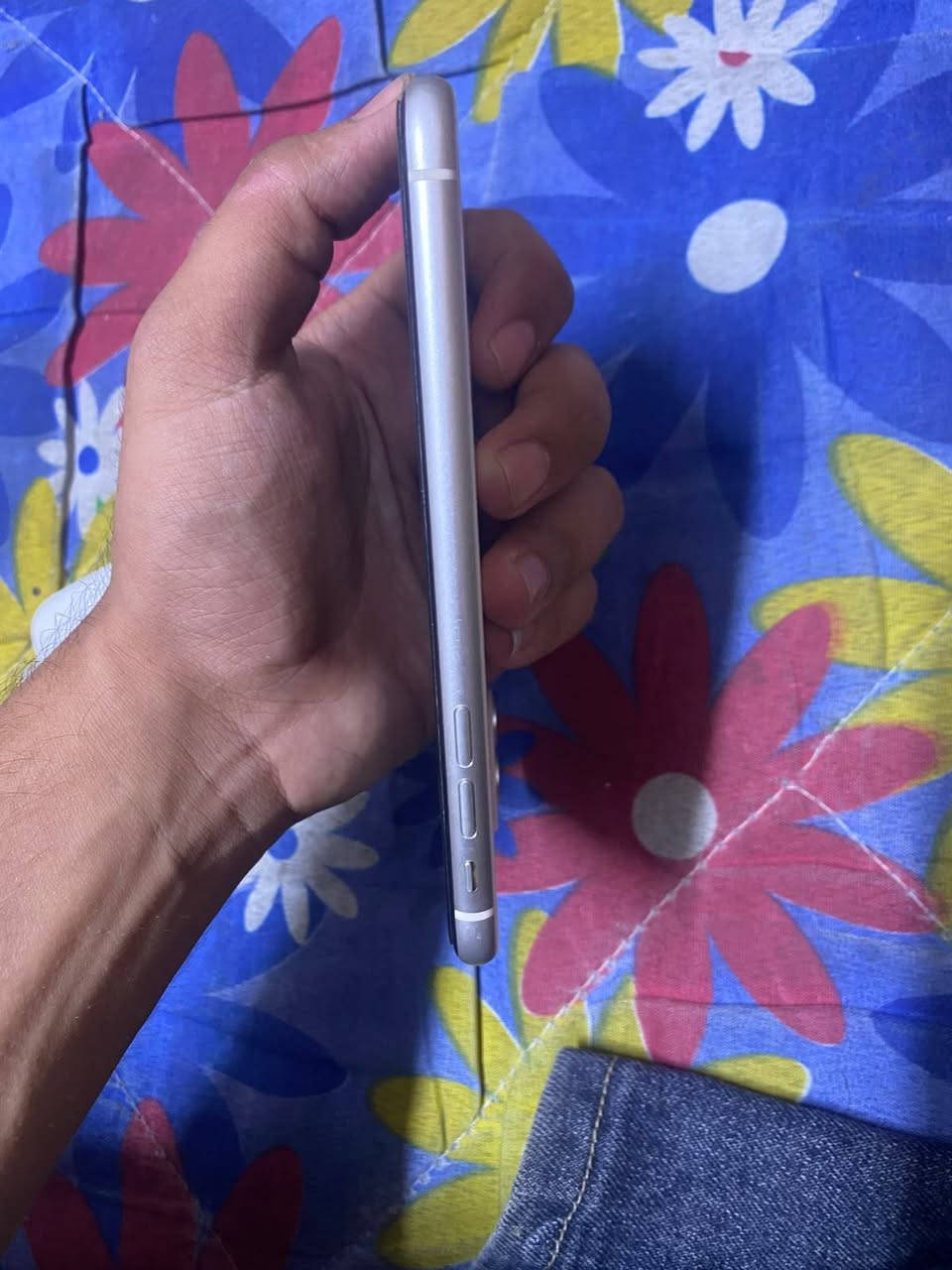 ايفون 11 عادي بلادي ما مفتوح
‏لون 🤍 نضافته 100/100
‏ذاكر 64 بطاريه 75 خدمه 
‏رقم *********** فقط وتساب متواجد
‏مكان بغداد الامين ثانيه شارع نواب 
‏السعر 300
‏
