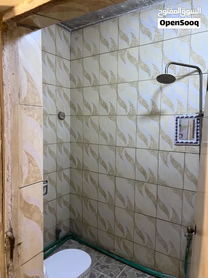 بيت كلاسك طابق ارضي معزول للايجار في يرموك حي نفط مساحه عقار ١٧٠ متر يحتوي على
غرفتين نوم

صاله

مطبخ

صحيات

منور + كراج سياره

سعر الايجار ٨٠٠ الف عوائل للاستفسار ***********

نص مكتوب في الصور:
- السوق المفتوح OpenSooq