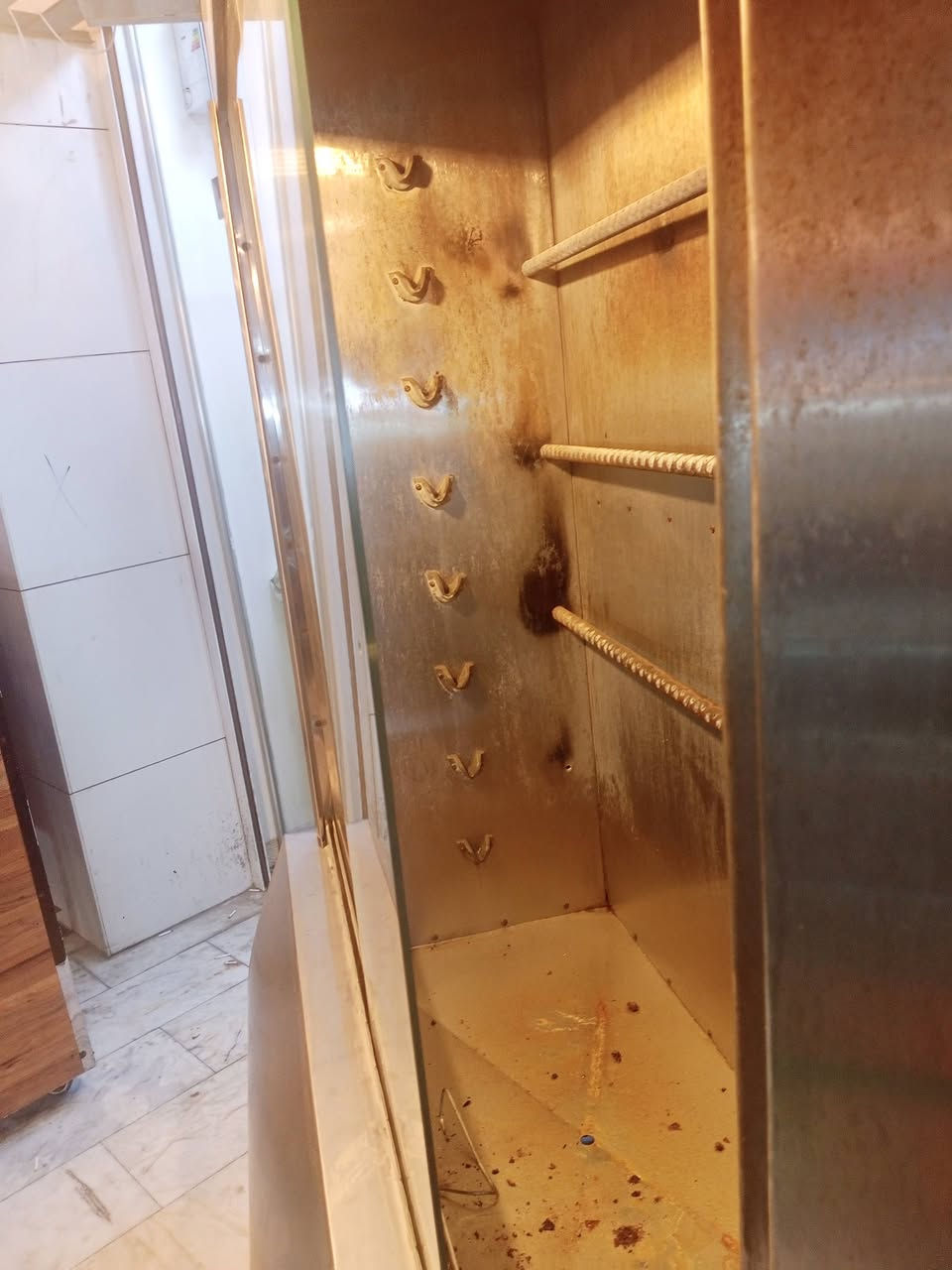 شوايه دجاج نضيفه وياها 5 اشياش للبيع سعر 400 وبيها مجال بغداد الشعب ***********
