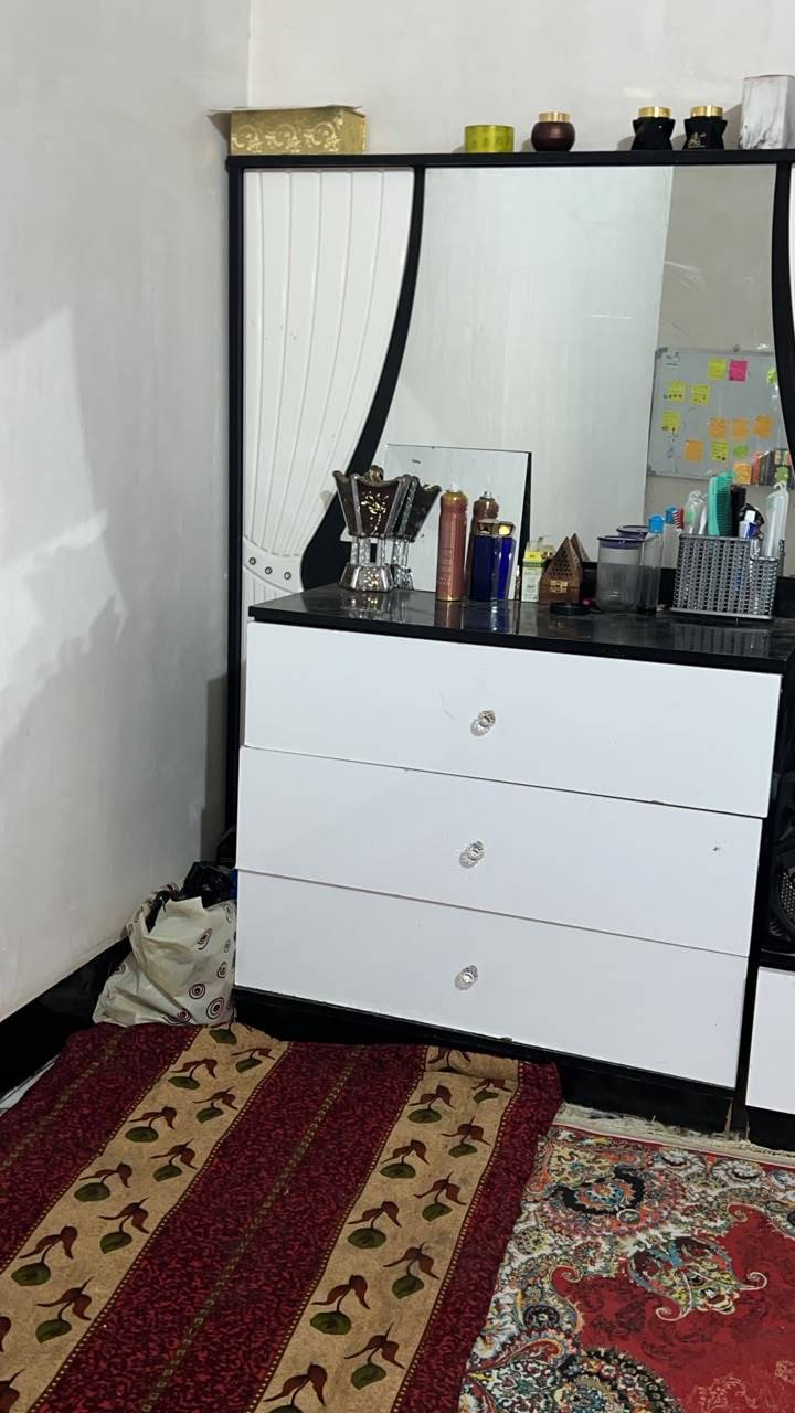 غرفة نوم • مستعملة • ناحية العلم