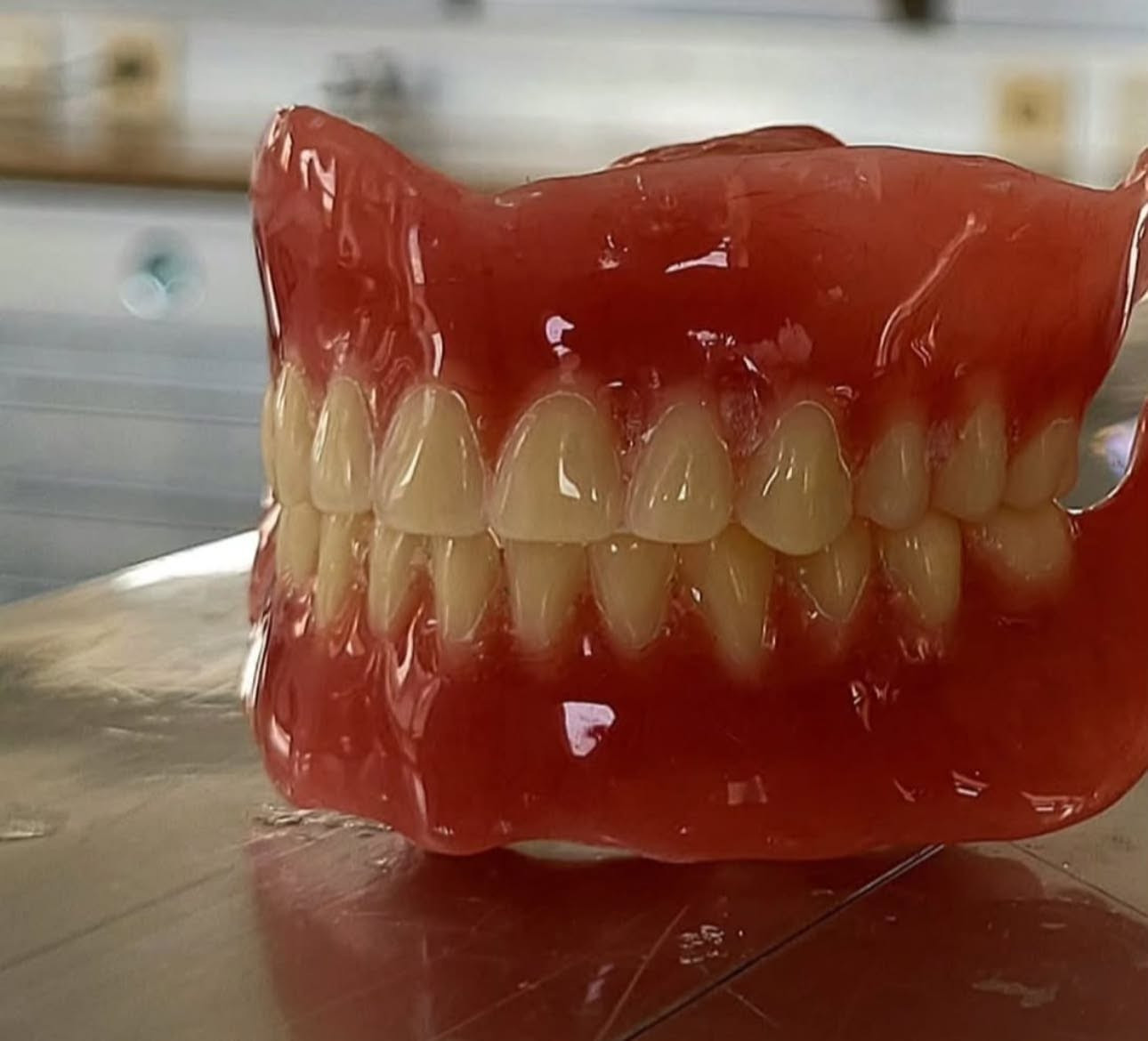 طقم متحرك كامل • حشوات تجميلية • قلع أسنان