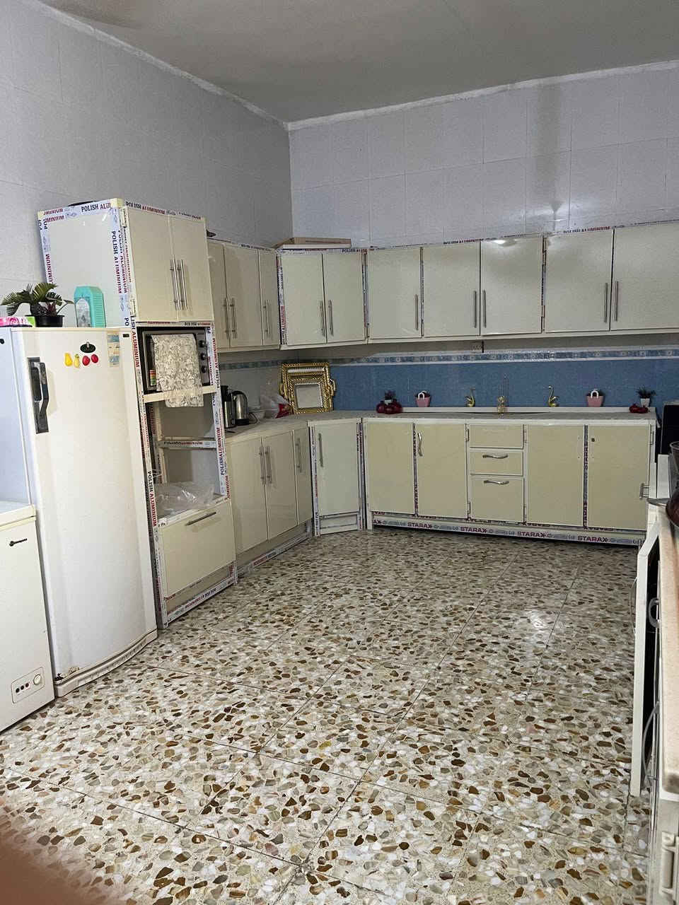 السلام عليكم بيت ٢٢٠ متر طابو زراعي سند ٢٥ يحتوي على ٢ غرف نوم واستقبال كبيره وهول ومطبخ ومجمع صحيات داخلي وخاوجي ومنور على ضهر البيت حي الجزائر خلف سكت القطار شارع ١٠ الاتصال على الرقم ***********
