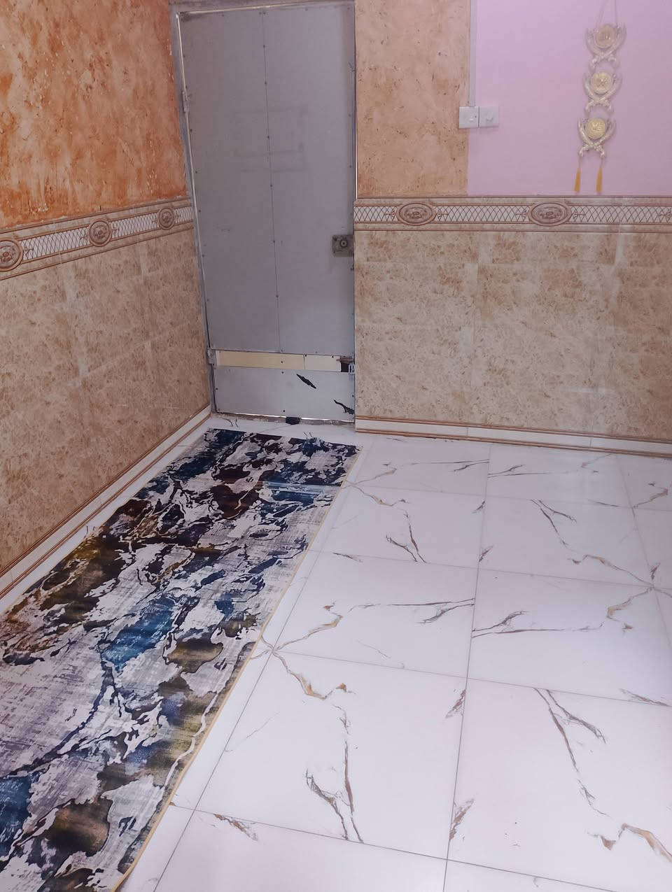 بيت تجاوز للبيع بدور الشرطة قرب جملاونات الزرك مساحه البيت 150متر متكون من قرفتين وصاله ومطبخ ودوانيه وحمامات سكف سندويج وسقف ثانوي ارضيه سراميك السعر 18 مكلف بنشر رقم أبو البيت ***********
