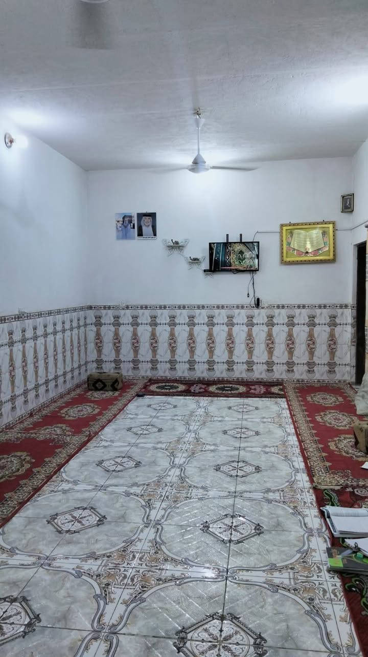 دار زراعي للبيع
المساحه 400 متر الصخيين شارع علي الاكبر ع 
4 غرف نوم مطبخ حمام صحيات صاله 8 في 4 استقبال 13 متر عرض 4 معزول عن البيت حديقة 80 متر كراج سيارتين 
ماء كهرباء بي وصل طابو 
تلفون *********** بي وات ساب
