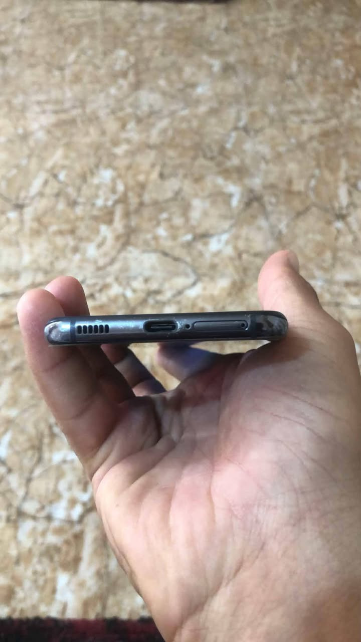 Samsung Galaxy S21  5G
🔹 النسخة الأمريكية الأصلية (نسخة الاتصالات الأمريكية التي تأتي بدبل SIM رسمي) دبل سيم . النظافه 95%
🔹 سعة التخزين : 128GB
🔹 الجهاز أصلي درجة أولى وكل شيء بي شغال
🔹 المعالج: Snapdragon 888 
🔹 استخدام الألعاب والتصفح والتصوير ممتاز جدًا 
🔹 الكاميرات الخلفية: 12MP + 12MP + 8MP
🔹 تصوير فيديو 4K / 60FPS أمامي وخلفي
🔹 تقريب بصري 3X
🔹 الكاميرا الأمامية: 32MP
السعر 260 وبي مجال ويرهم للمراوس.
📩 التواصل: خاص أو ***********
