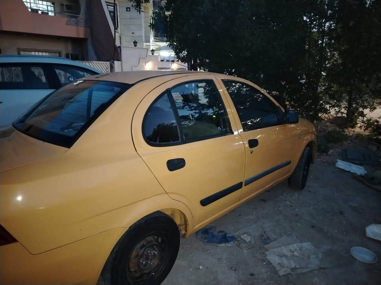 سلام عليكم طيبة موديل ١٥ سيارة حلوة كاعدة مال جنان سيارة ما مشتغلة تكسي كير مكينة باتر حدادية جددد 
بيهة طخة بجانلغ الخلفي مرشوشة طخة بسيطة حيل وسيارة احلة من صور رقم بغداد مكلف بنشر *********** مكان بغداد اسكان السعر ٣٦ وبيهة مجال قليل حك الجية
