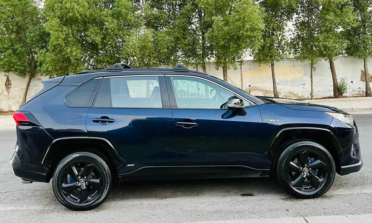 راف فور xse 2021 هايبرد
لون نيلي 
فول مواصفات السيارة 
ماشيه 41.000mi
السياره كلش نضيفه وبالواقع احلى
السياره حادثها قبق جنطه وجاملغ امامي مسرقه نصبغن
وصار بيها بالعراق جاملغ خلفي 
السعر 20.800 وبيها مجال للطيبين
مكان السياره بغداد العامريه نهاية شارع المنضمه
للاستفسار 
***********
