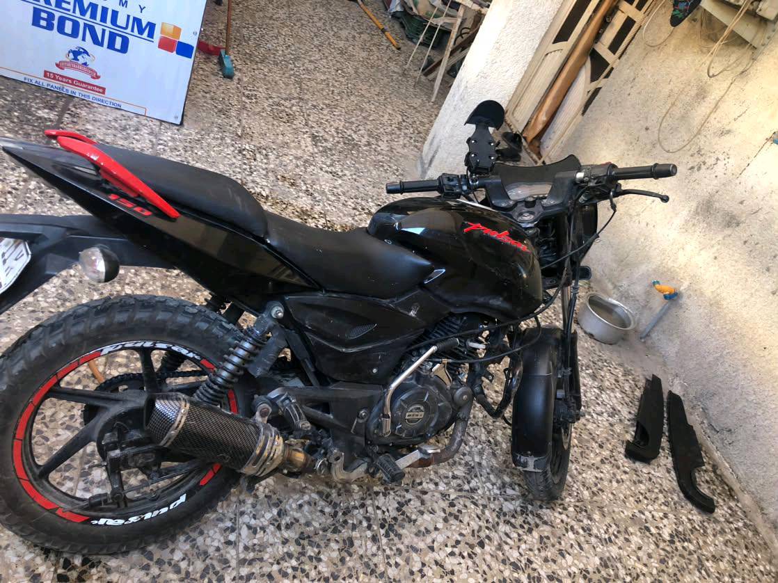 السلام عليكم 
دراجه بولسر 150
مكينه مجفته نضيفه كهربائيات نضيفه دراجه ناقصها كلجات و سلف فقط رايدها ب 1600 و بيها مجال و هذا رقمي  ***********3
مرقمه بغداد انكليزي باسم راعيها و راعيها اعرفه و يريد يحول الدراجه تأخذها كبل تسوي عقد مروري ويا وراها تحول