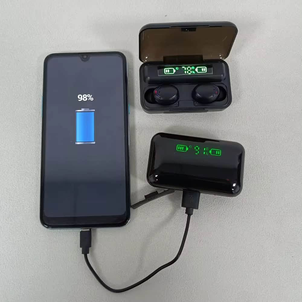سماعة ايربود و باوربانك وشاشة
رقمية موديل F9-5 
السعر : 12000 

سماعات TWS F9-5 اللاسلكية مع شاشة رقمية وباور بانك

سماعات لاسلكية بتقنية TWS موديل F9-5 مزودة بعلبة شحن تعمل كباور بانك مع شاشة رقمية لعرض مستوى البطارية، مناسبة للاستخدام اليومي والمكالمات.

• تقنية True Wireless Stereo (TWS) اتصال لاسلكي كامل بدون أسلاك

• شاشة رقمية على علبة الشحن لعرض نسبة البطارية

• تدعم المكالمات بدون استخدام اليدين (Hands-Free)

• تحكم باللمس (Touch Control)

• علبة شحن بسعة 300mAh تعمل كباور بانك

• إمكانية استخدام كل سماعة بشكل منفصل أو معًا

• إصدار البلوتوث: V5.3 + EDR (للجهتين)
• أوضاع البلوتوث: A2DP 1.3 / HFP 1.6 / HSP 1.2 / AVRCP 1.6 / D11.3
• تردد البلوتوث: 2.4GHz
• مدى الاتصال: 15–25 متر
• سعة بطارية السماعة: 30mAh لكل سماعة (ليثيوم قابلة للشحن)
• سعة بطارية علبة الشحن: 300mAh
• وقت تشغيل الموسيقى: 2–3 ساعات
• وقت المكالمات: تقريبًا 4 ساعات
• وضع الاستعداد: حوالي 6 ساعات
• وقت الشحن: حوالي 70 دقيقة
• فولتية شحن العلبة: 5V
• تدعم: الهواتف الذكية – الأجهزة اللوحية – الكمبيوتر

نص مكتوب في الصور:
- 2200mAh large capacity charging box
- 98%
- Binaural Separation Design
- Equivalent to two separate headphones
- Dual headphones