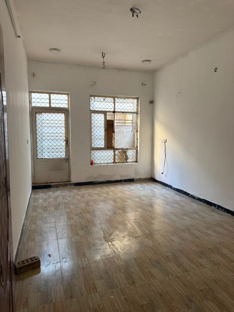 🏡 **للبيع بيت في حي الجهاد – خلف المخابرات طابو صرف **

📍 موقع مميز وهادئ
📐 المساحة: 100 م²
📏 الواجهة: 4 م × 25 م

مناسب للسكن أو الاستثمار، وبموقع مميز داخل حي الجهاد.

📞 للتواصل والاستفسار: الرقم الموجود في الصورة
البيت طابق واحد لو أكثر من طابق؟ وإذا بيه سطح أو حوش/كراج، ممكن توضّحونه؟: 
طابق 
شنو حالة البناء والتشطيب؟ هل البيت جديد وجاهز للسكن لو يحتاج شغل/تصليحات بسيطة؟: 
جديدة
الموقع بالضبط داخل حي الجهاد وين؟ وهل قريب من شارع رئيسي أو معلم معروف حتى يسهل على المشتري يوصل؟: 
جامع رسول الله (ص)
إذا موجود، شنو تفاصيل الخدمات: ماء، كهرباء، مجاري، ومنظومة/مضخة أو خزّان؟: 
كلها متواجده 