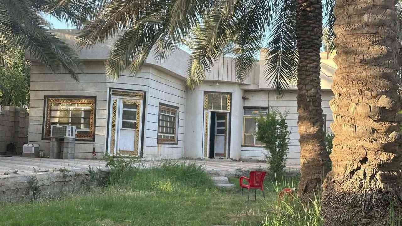 بيع مستعجل واقل من سعره. فرصه ثمينه  للشراي  ارض 700 متر / مع دار 230 متر
عقد 117 / في الجماليه قرب شركة كاله
الدار يحتوي على
 استقبال 8 م
وصاله 6 م
ومطبخ 5 م
وغرف نوم عدد 3 لكل غرفه حمام داخلي.  سويت
البناء 2019
خلفية البيت 75 متر
الحديقه 250 متر
كراج 100 متر مقرنص
صحيات خارجيه 2 
الشارع الفرعي 10 متر
يبعد عن الشارع الرئيسي 250 متر
السعر 1️⃣1️⃣0️⃣ (  110 مليون ) وبي مجال للشراي 
للاتصال ع الرقم
***********
واتساب مباشر https://wa.me/9647707050441
