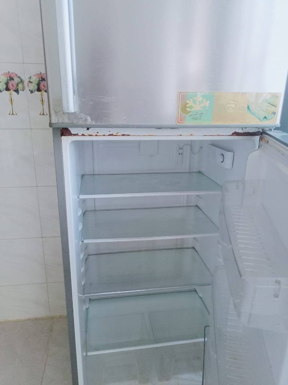 سلام عليكم
ثلاجه للبيع نظيفه وجديد بعدهه
ومستخدمه قليل سعرهه 175 وبيهه مجال 
الرقم ***********
