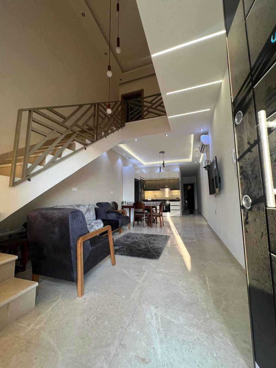 شقة موثثه دوبلكس طابقين 3 غرف نوم
📍المنصور حي دراغ 
الايجار الشهري 1300$ للاستفسار اكثر …
***********
