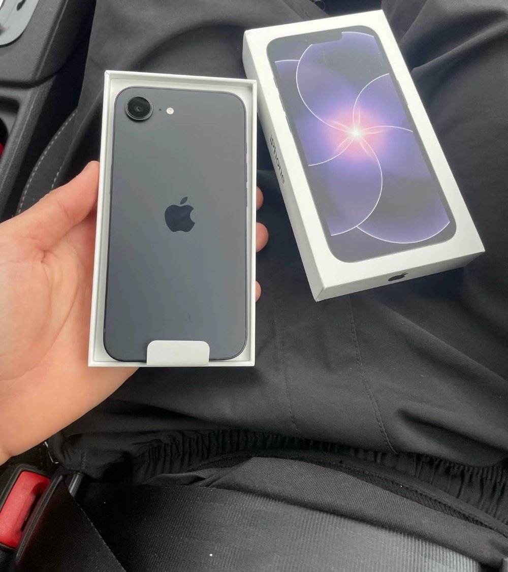 iPhone 17e
ذاكرة ٢٥٦
بغداد دورة 
سعر ٩٢٥
بطارية ١٠٠٪؜ مشحون ٢٠ مرة 
جهاز مستخدم ٢٠ يوم