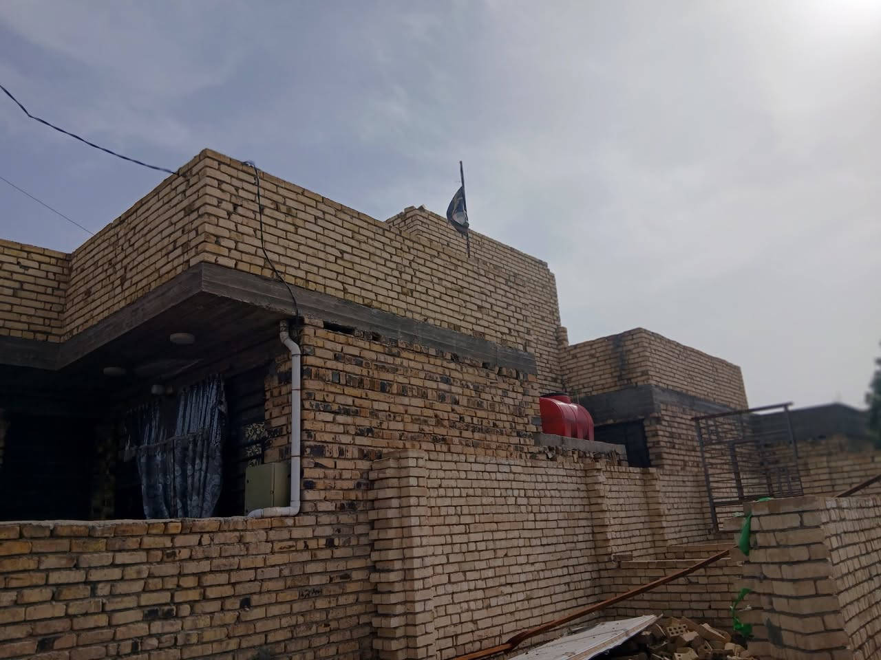 بيت للبيع او مراوس طابو زراعي مساحته 130متر غرفتين وهول واستقبال ومطبخ وحمام  بناء جديد بيه نواقص لبخ وسيراميك كهرباء فول خط مولده ذهبي  سعره 40 بيه مجال قليل هذا رقم صاحب البيت *********** الشراي  يتصل ويدلل
