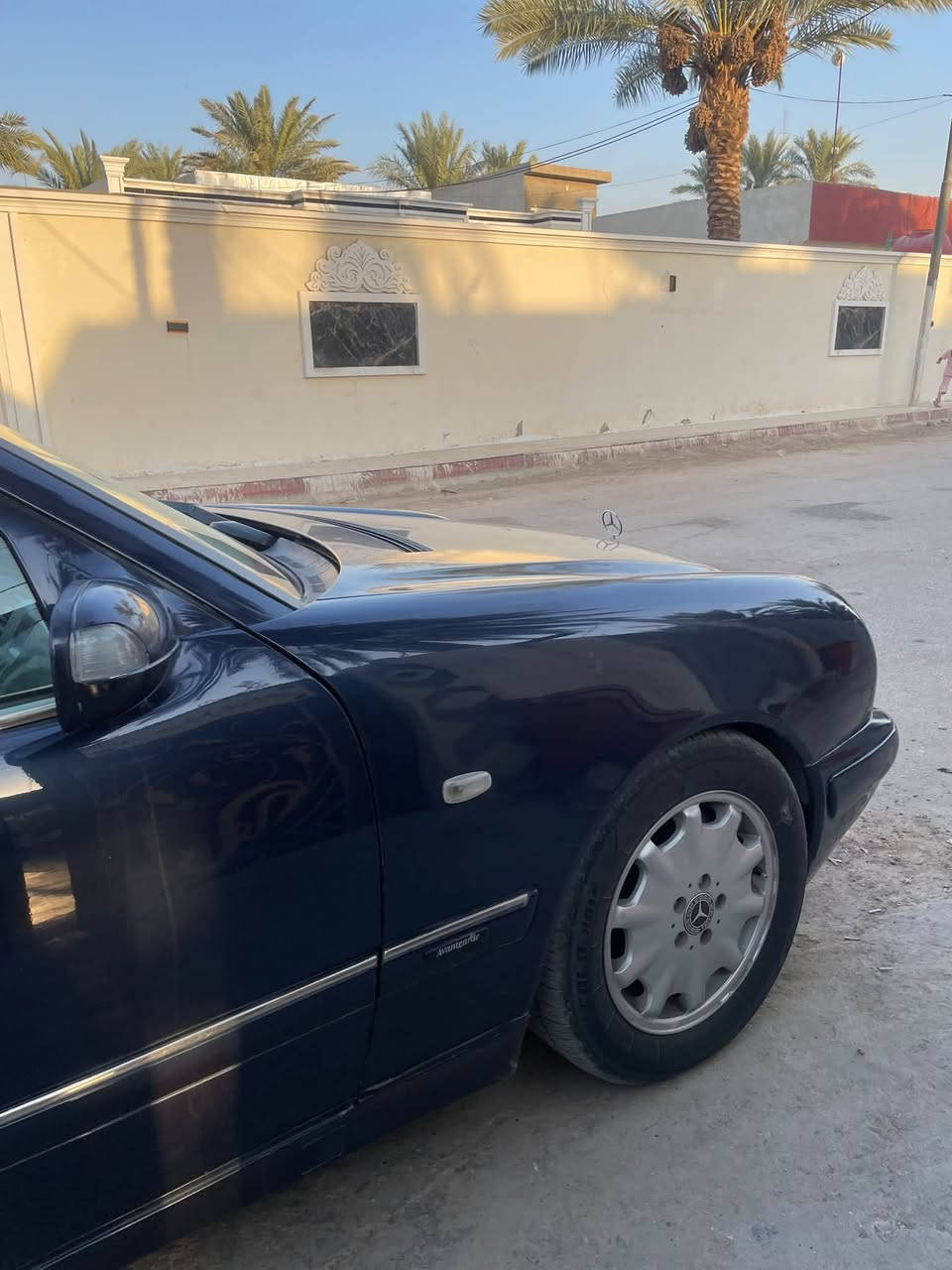 للبيع مرسيدس موديل ٩٩ محرك افنكارد المرغوب السياره. صبغ عام بدون حادث محركها نضيف باسمي. جاهزه للتحويل وسنويه لحد ٣١ تبريد شغال. صدر حداديه تخم تاير  شلعتها تخبل    بيها نقص  قبق السماعات العلى الدشبول فقط  
سعرها ٨٥  ورقه وبيها مجال 
***********
